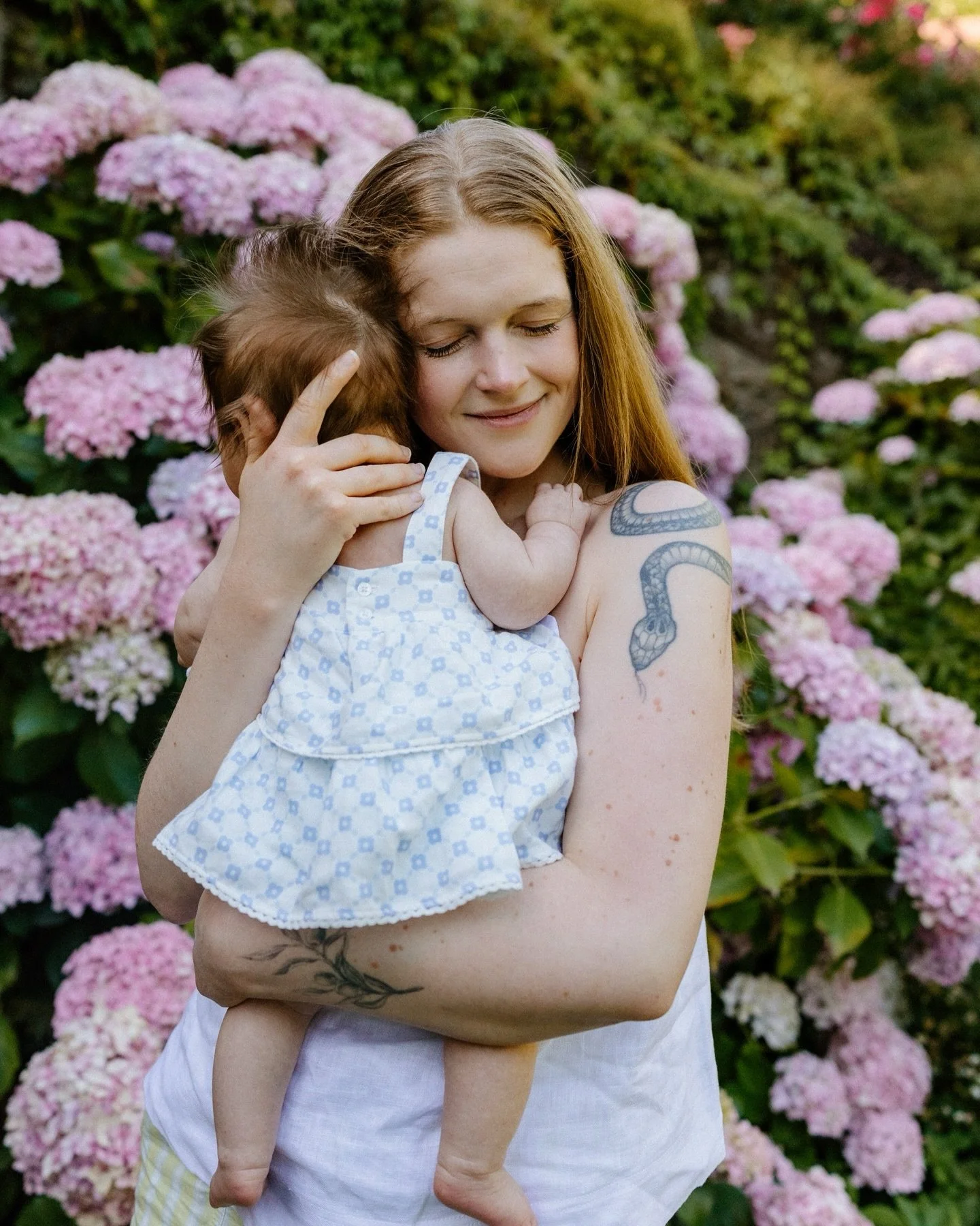 I adore capturing babies beyond the newborn bubble and before the big first birthday celebration. The in-between months when they are wide eyed and curious, offering the sweetest smiles and showing off all that beautiful personality.

These seasons a