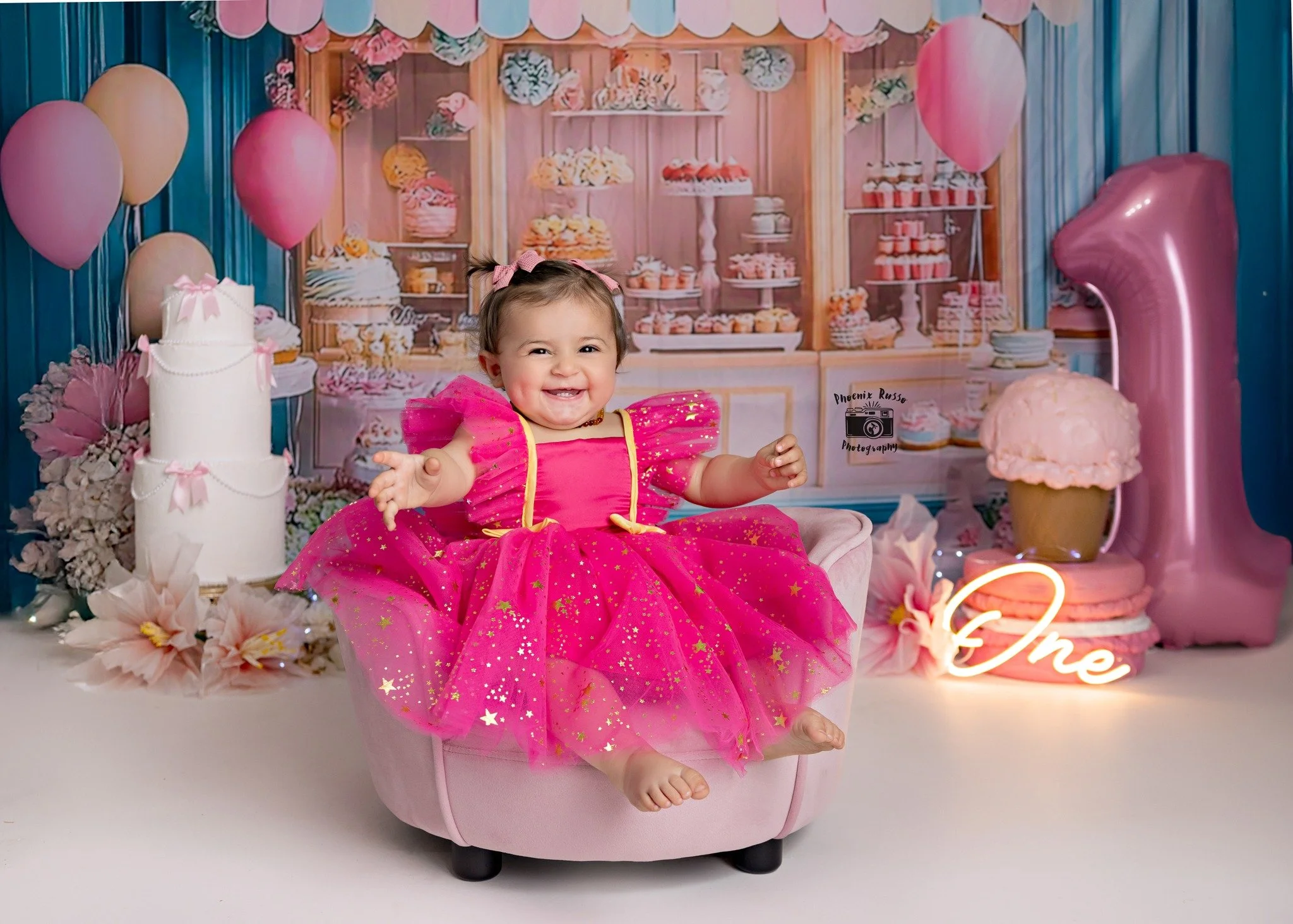 🎈✨ A Sweet Surprise for the First 3 Mamas
I&rsquo;m offering a limited-time cake smash session with a soft, pastel twist. If you&rsquo;ve been dreaming of a minimalistic and adorable setup, this is for you!

🍰 White backdrop + pastel balloon garlan