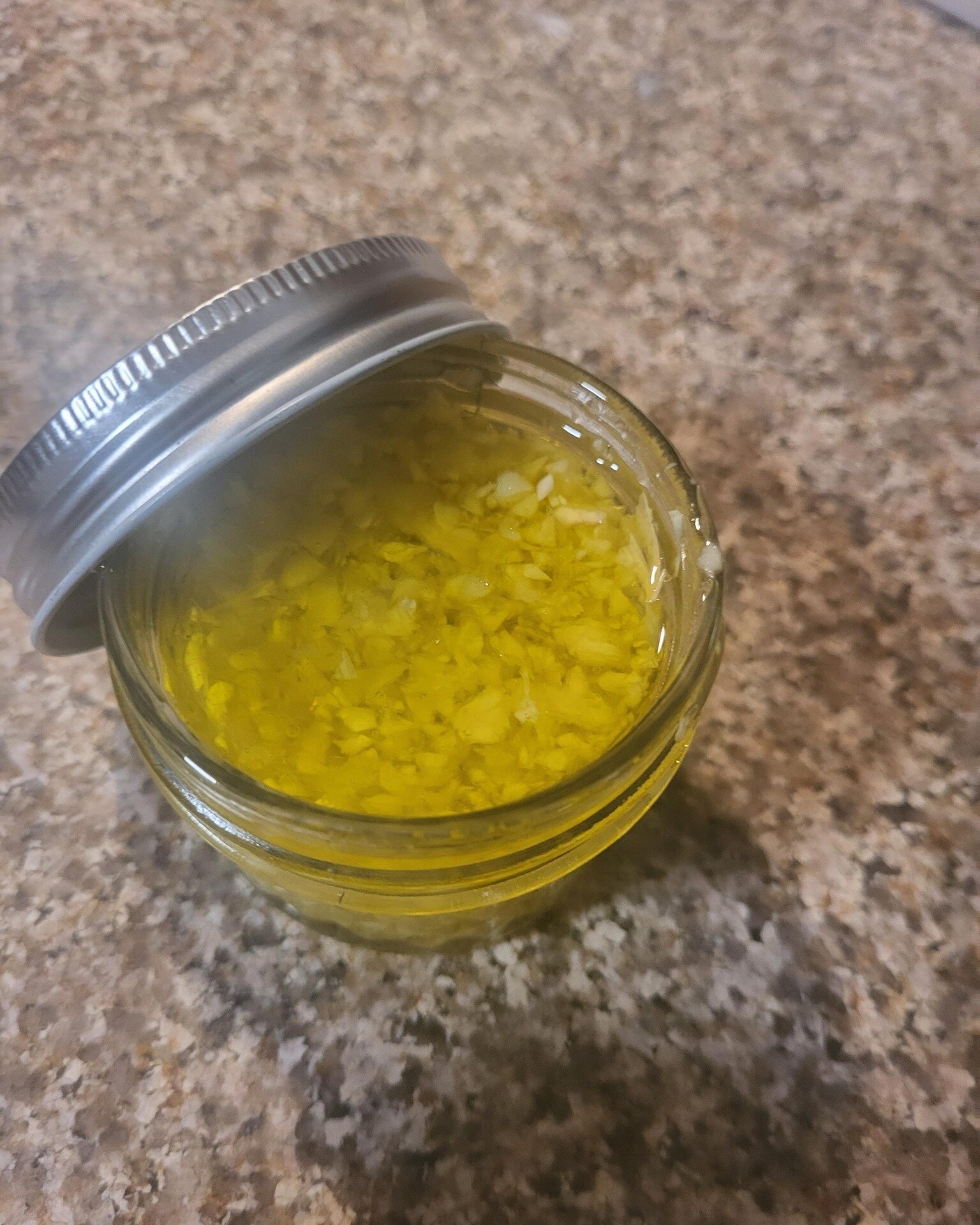 🧄 JARRED GARLIC RECIPE 🧄

Did you know that you could preserve garlic in many different ways? I was lucky enough to catch a crazy deal on some garlic and I couldn&rsquo;t pass it up. I use garlic every day and usually I will keep some garlic alread