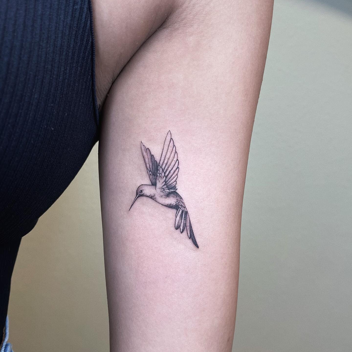 Humming Bird
.
.
#tattoos#tattooideas#tattooart#tattooink#tattoowork#tattooartist#tattoodesign#tattoolife#tattooink#inked#inktattoo#tattoooftheday#blacktattoo#cutetattoo #smalltattoos #linearttattoo #minimalisttattoo #lineworktattoo