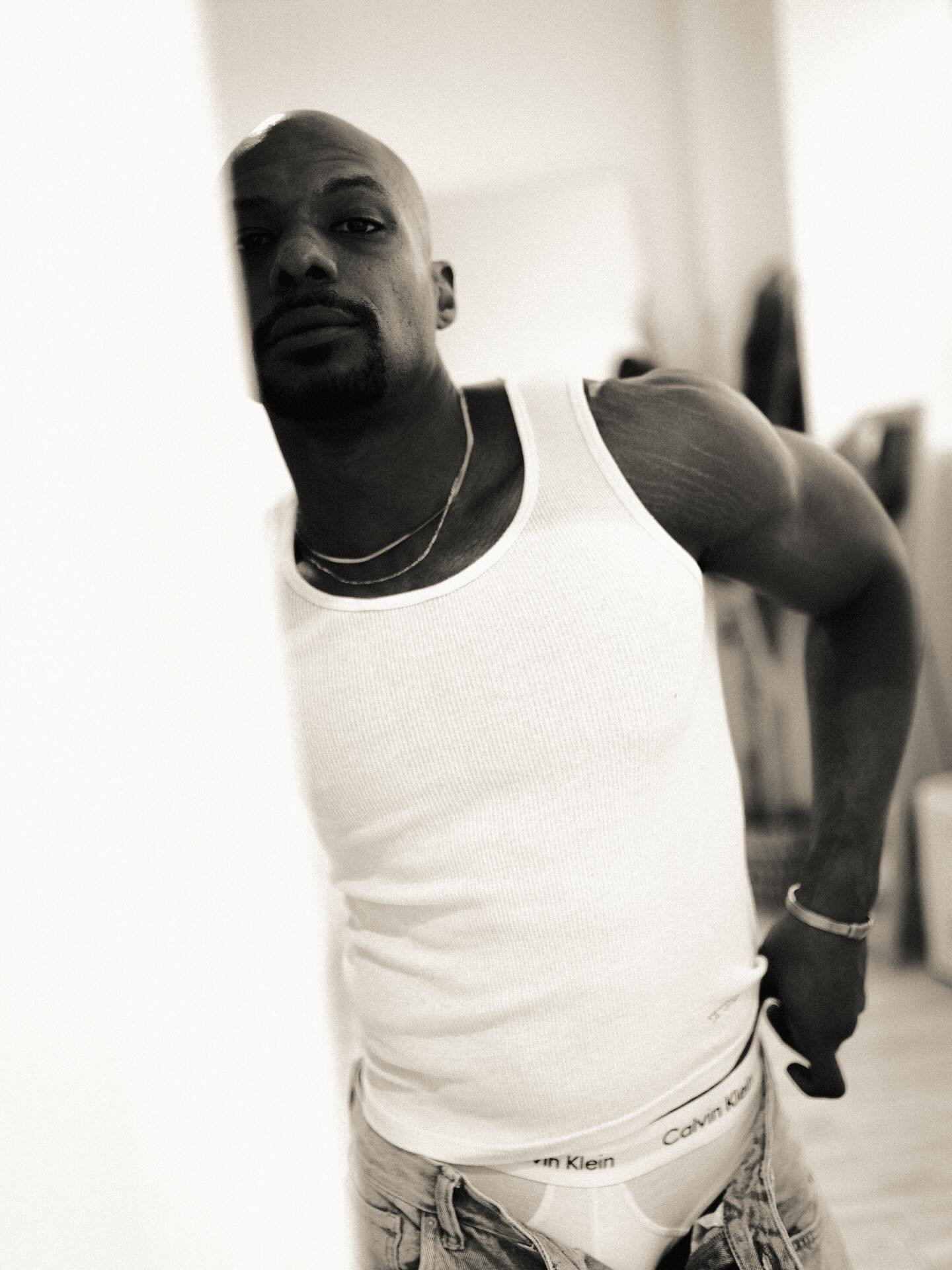 [ circulate the image everytime I come around ] 🤍🩶🖤

magician 📸 : @dimitri_dir ✨

#bwphotography 
#fitnessmodel
#GRWM