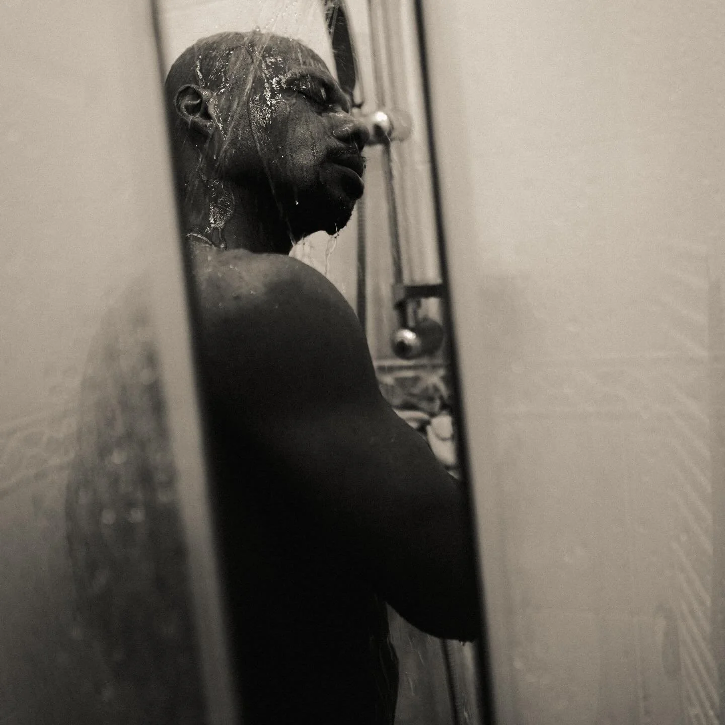 [ I try to contain it but I can&rsquo;t explain it&hellip; ] 🤍🩶🖤

📸: @dimitri_dir ✨

#theartofperspective
#photooftheday 
#goodvibes2ulove