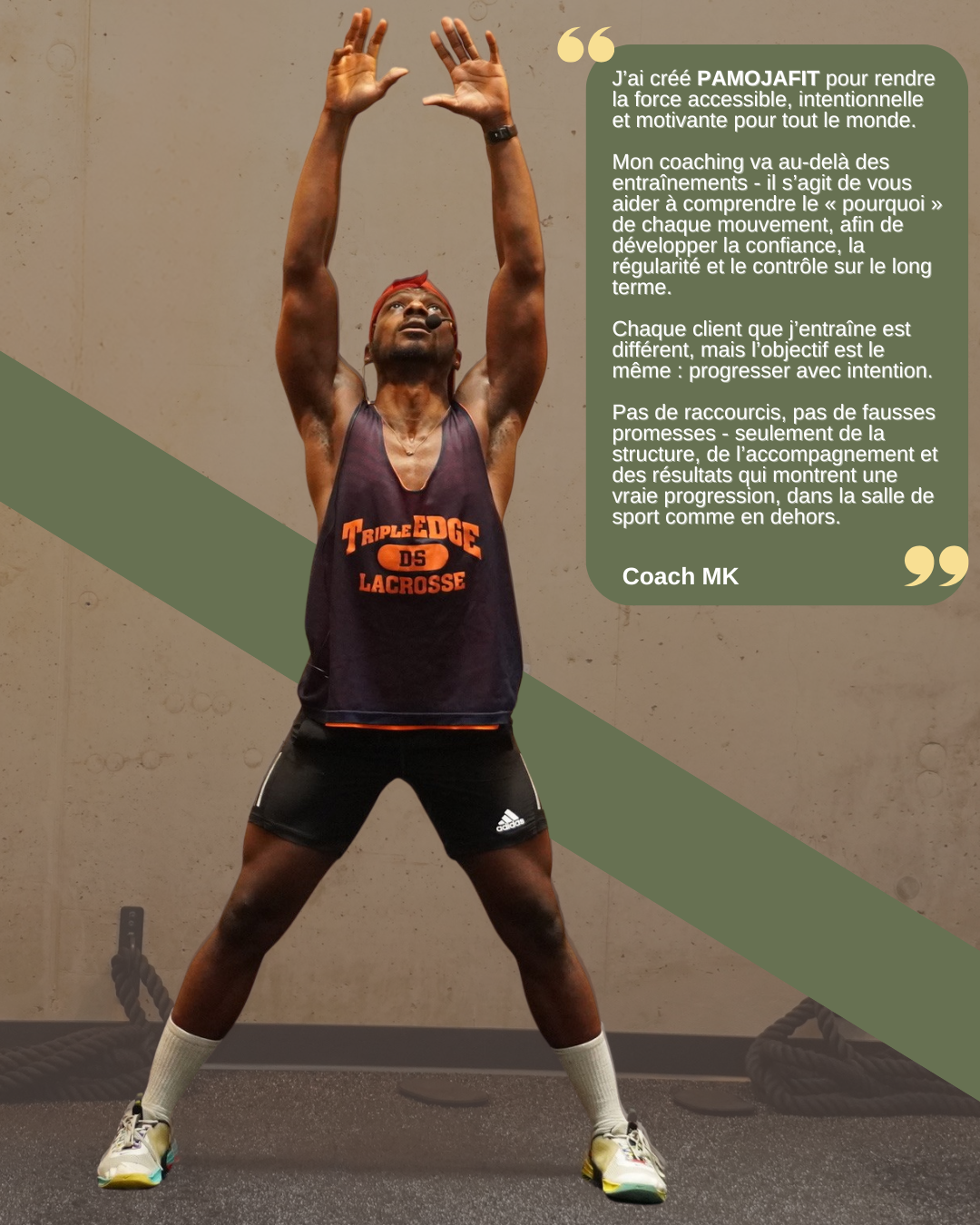 A man in athletic clothing performing an exercise with his arms raised overhead. The background is plain and the man is wearing a maroon singlet with orange lettering, black shorts, white socks, and running shoes. There is a green overlay with French text on the right side of the image.