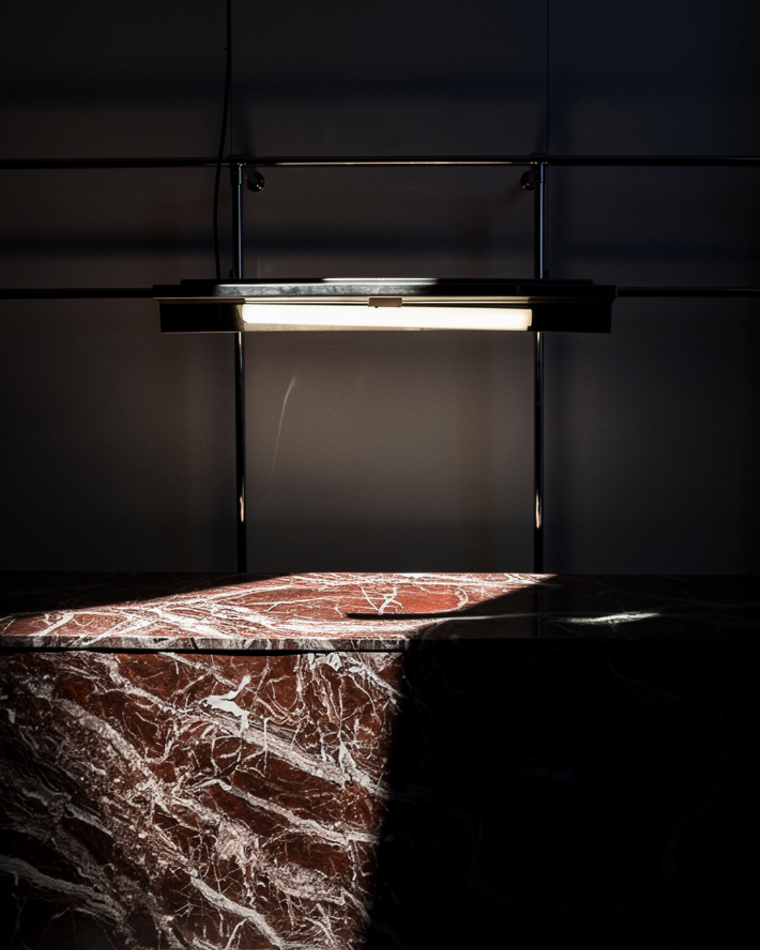 Marble table and pendant lamp from the Shine Lamp series, Gestuz store