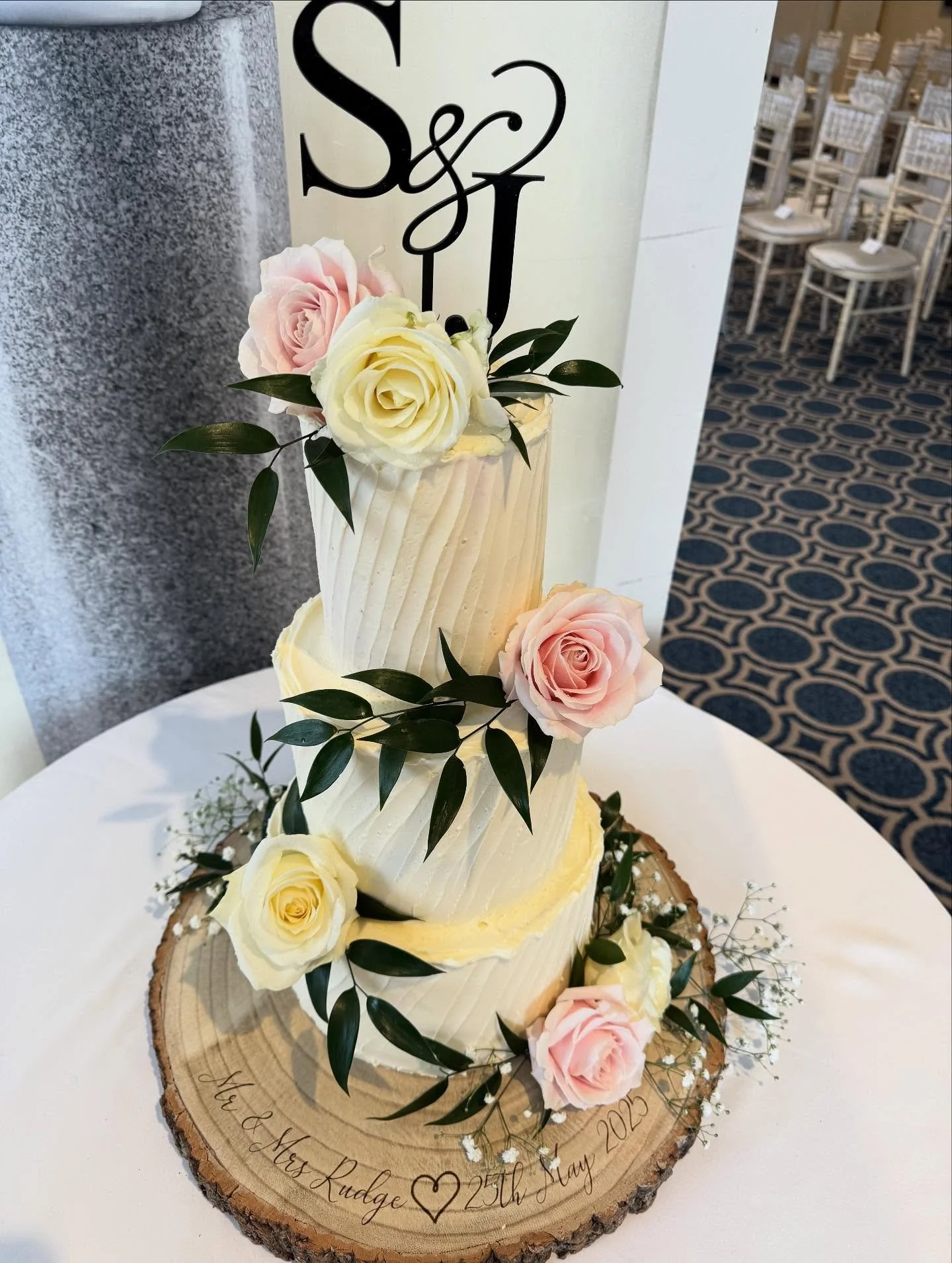 S&amp;J @bowoodweddings &hearts;️

Fresh flowers from @theguelderroseflorist 💕🍰

A buttercream finish with a touch of texture 💍