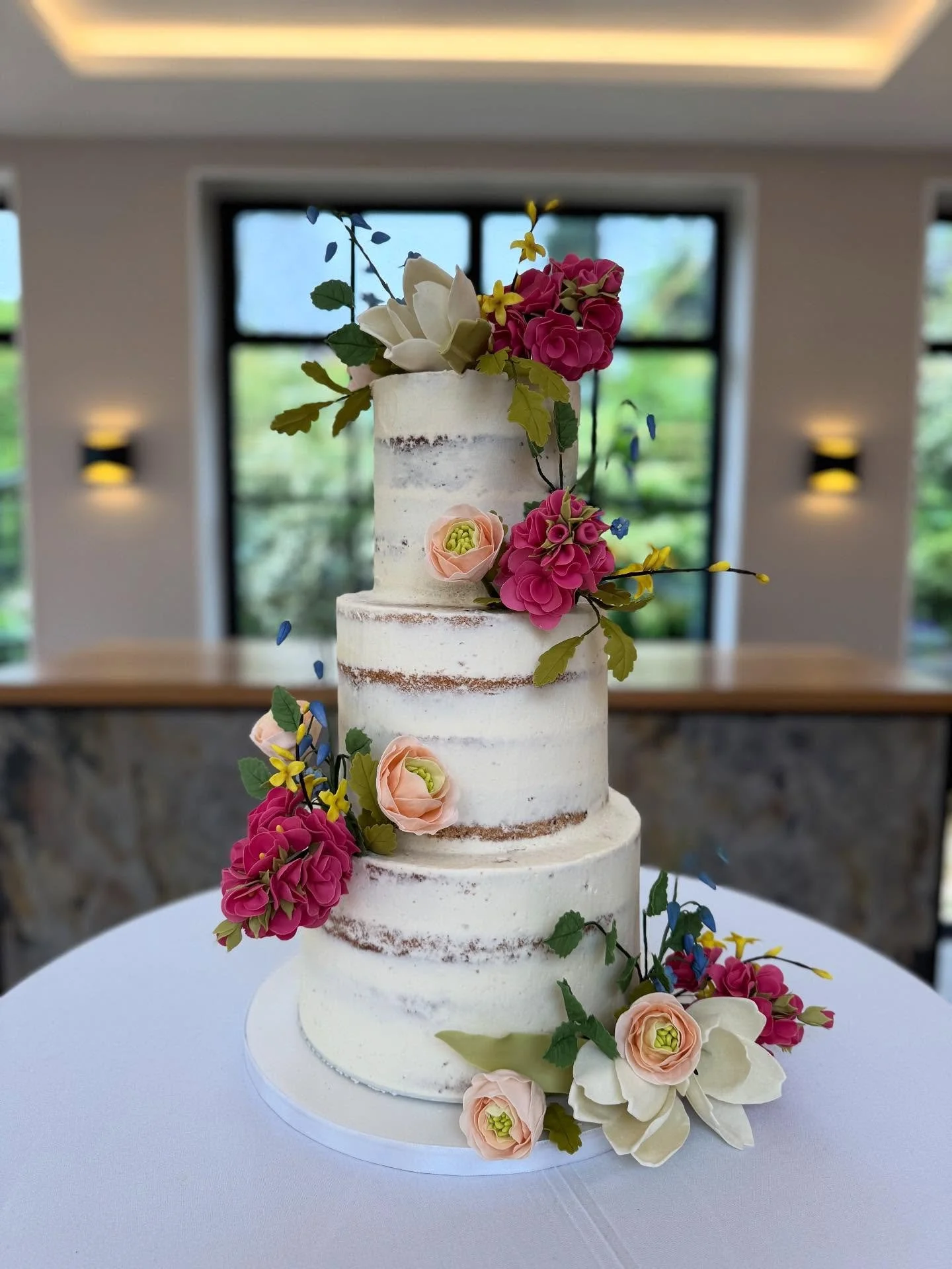 R&amp;R @thepeartreepurton 

Semi-naked finish with a sugar flower selection to match the wedding flowers 🌷