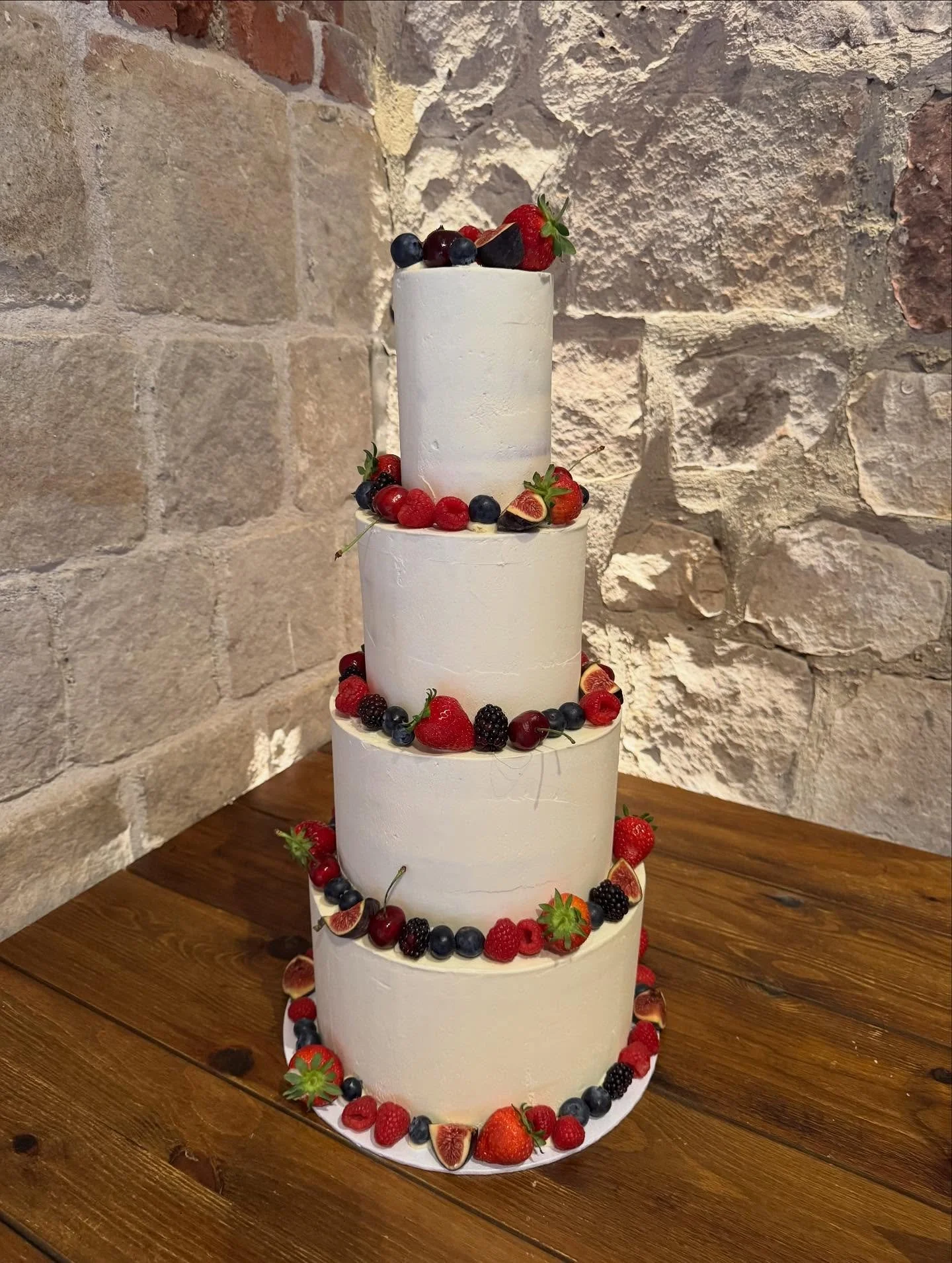 D&amp;P @wickbottombarn 💍

A smooth finish with fresh fruits to finish 🍰💕