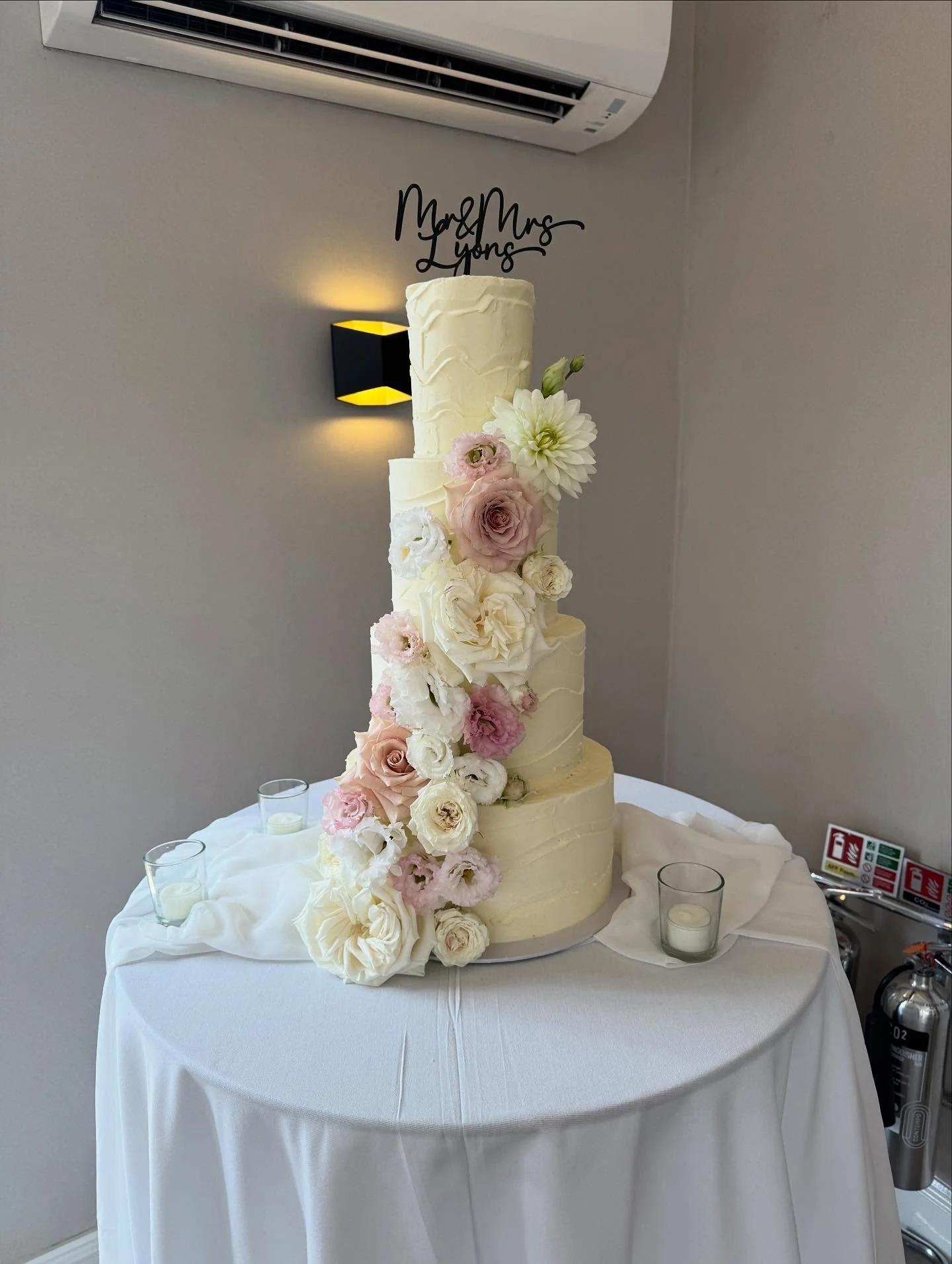 S&amp;T @thepeartreepurton 🥰

Some gorgeous texture and a flower cascade to finish 💍🌸

@etiquetteeventhire 🌼