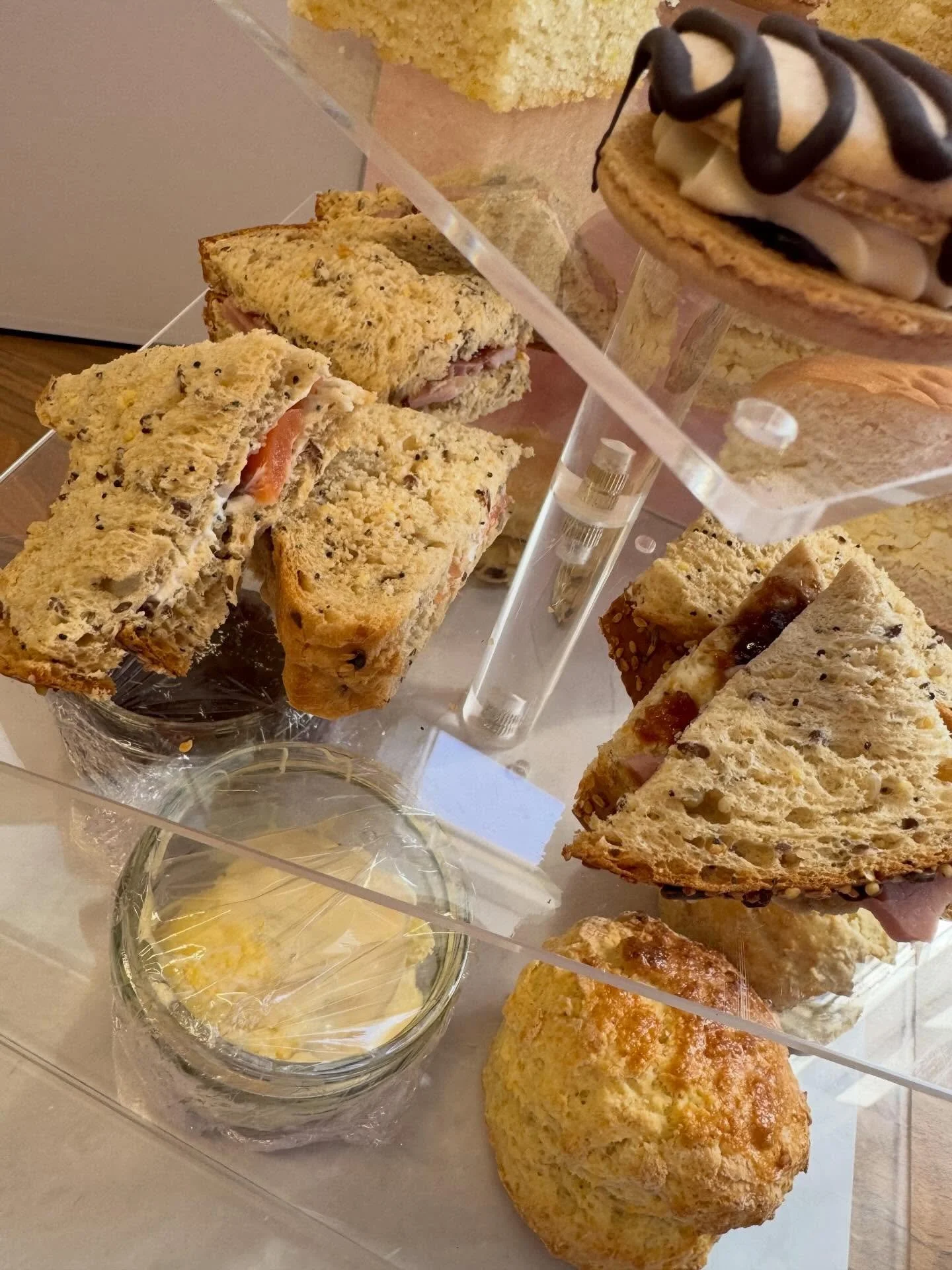 Did you know you can order a afternoon tea from me? 

Lemon drizzle cake, Victoria sponge &amp; chocolate macarons 🍫 

Fruit &amp; plain scones, raspberry jam and clotted or equivalent cream☕️

Cream cheese &amp; smoked salmon, Ham &amp; onion marma