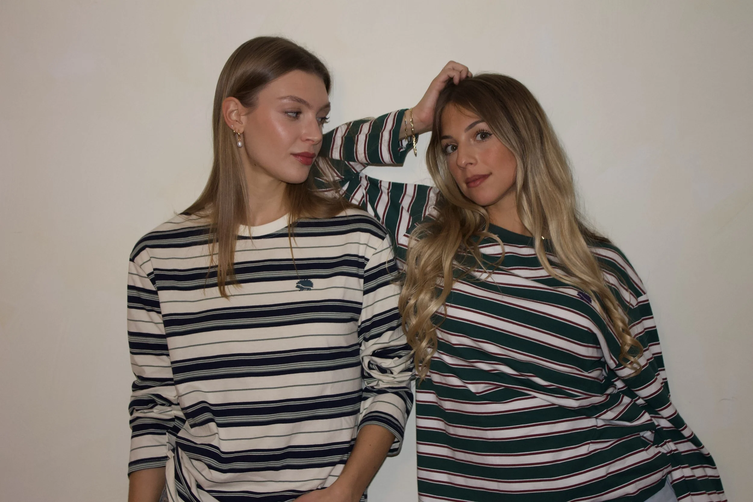 Collezione donna t-shirt oversize a righe maniche lunghe Andrew & Roger con logo stampato in cotone. Capo versatile e confortevole per ogni occasione. Disponibile in due colori bianca e blu e bianca e verde