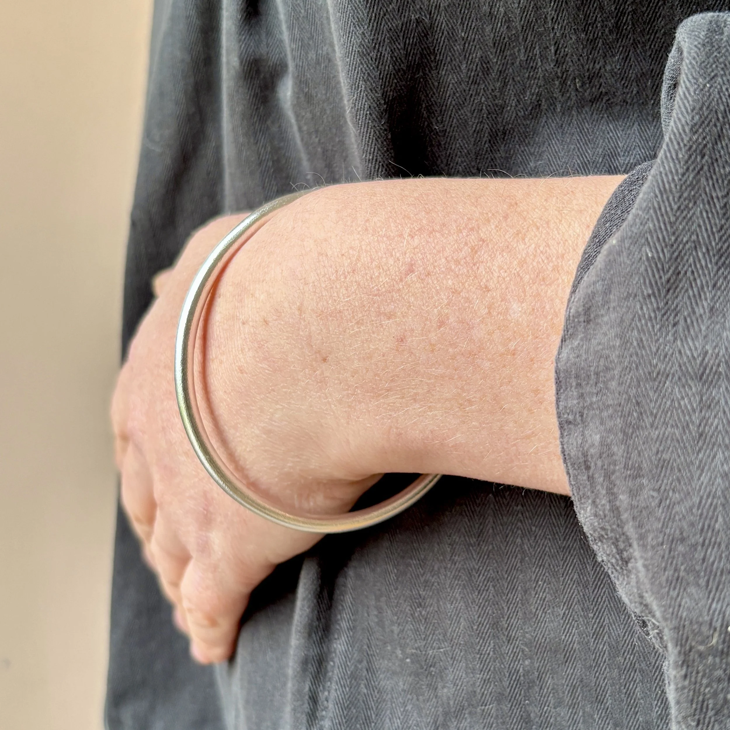 The Round/Oval bangle