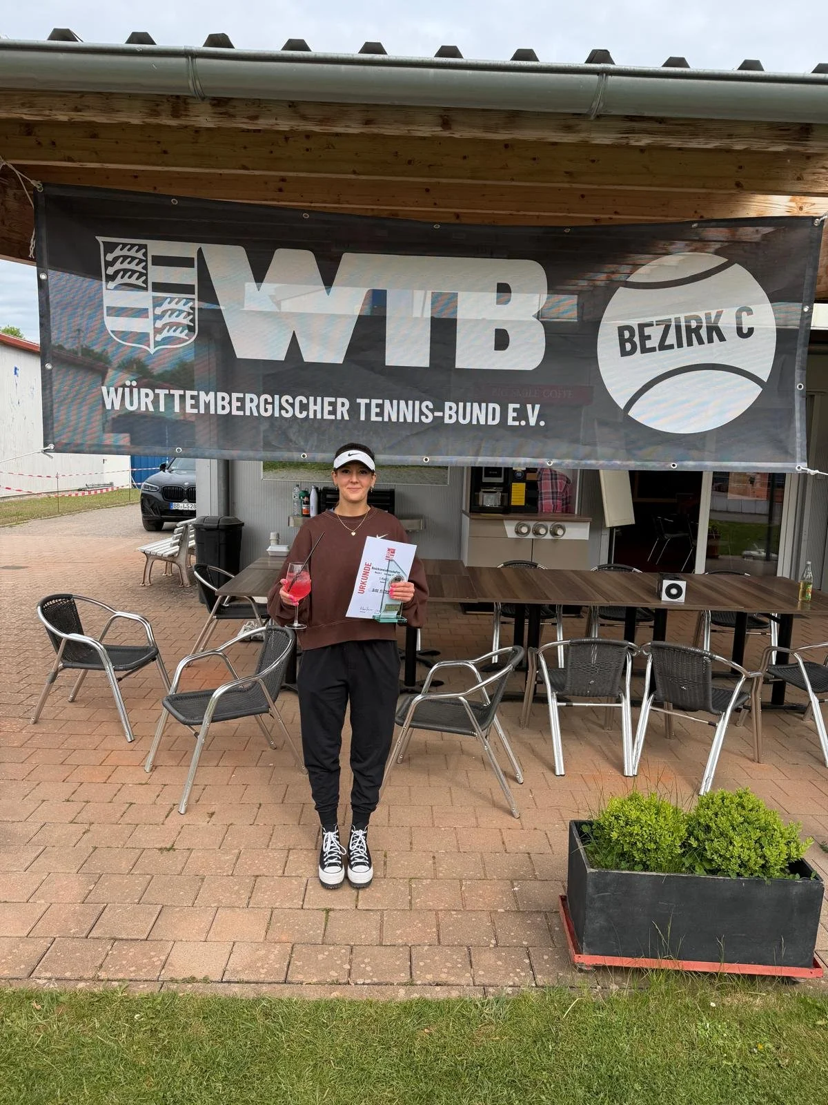 Gina Hildebrand gewinnt die Bezirksmeisterschaften der Damen B-Konkurrenz! 