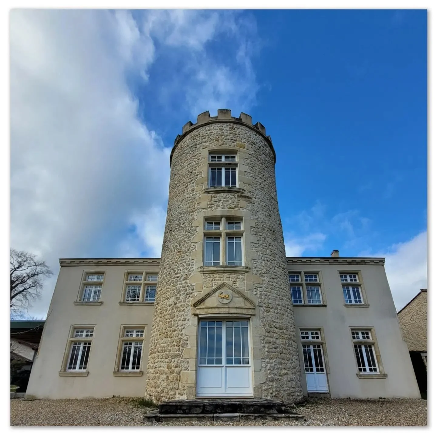 Comme un phare, le ch&acirc;teau veille sur le domaine 

#architecture. #patrimoine #instagood #love #histoire #beautiful #bordeaux #instagironde #wisdom