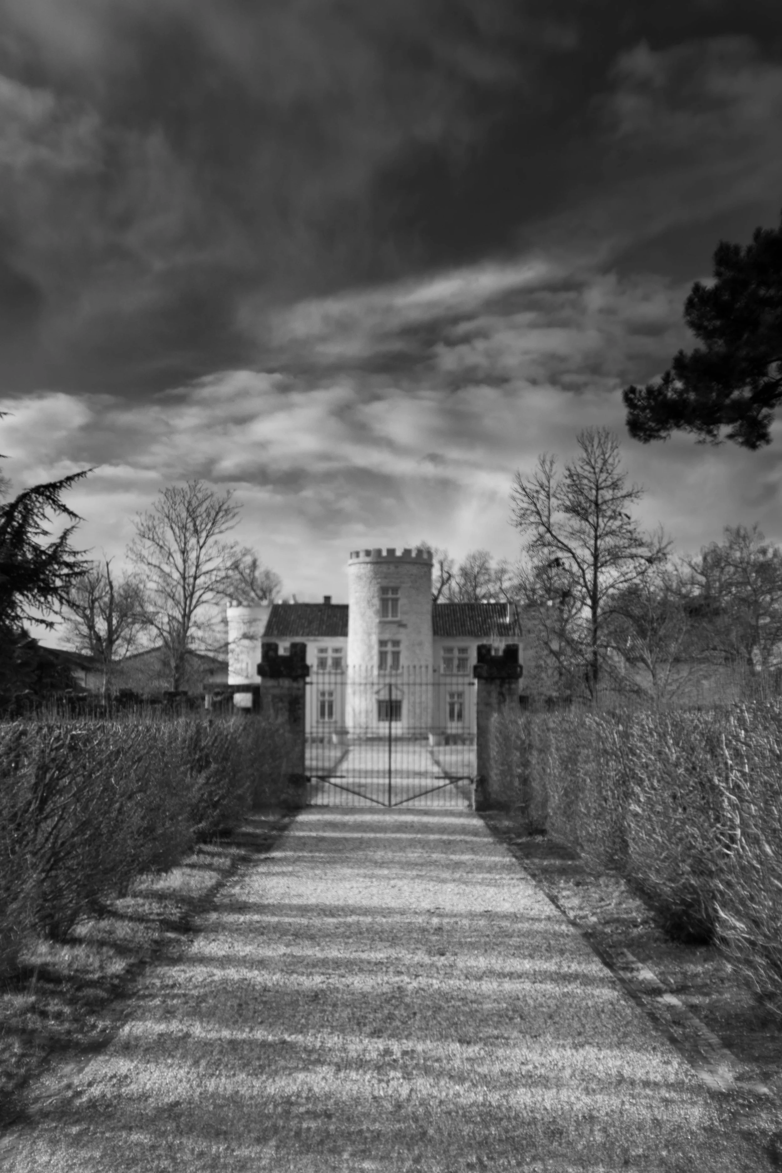 château black and white