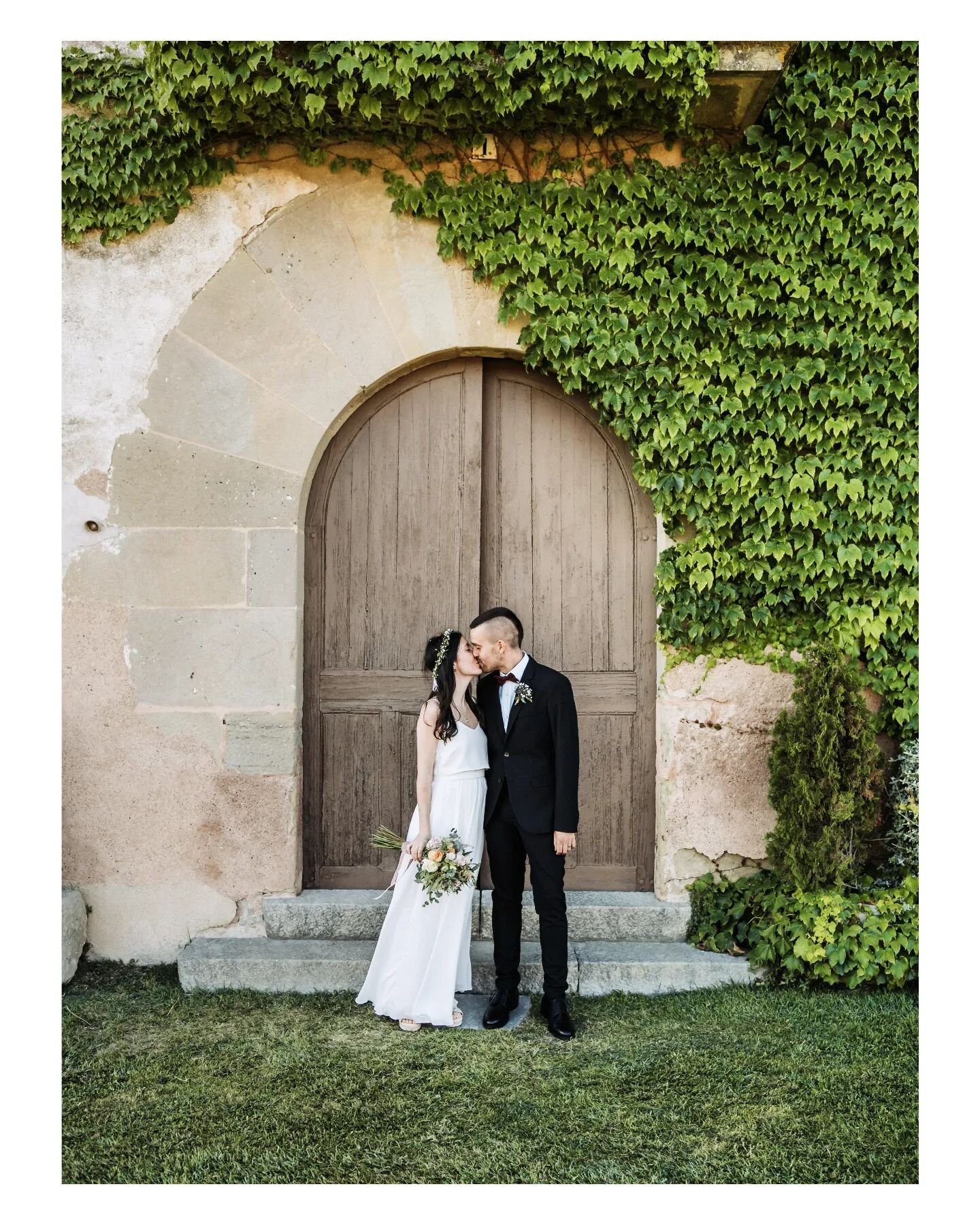 Mem&ograve;ries d'un casament d'estiu ✨️
 -----
#bodas #bodasnet #siquiero #wedding #weddingdress #weddingphotography #photography #couple #cute #beauty #weddingphoto #makeup #fotografosdeboda #destinationwedding #destinationweddingphotographer #boda