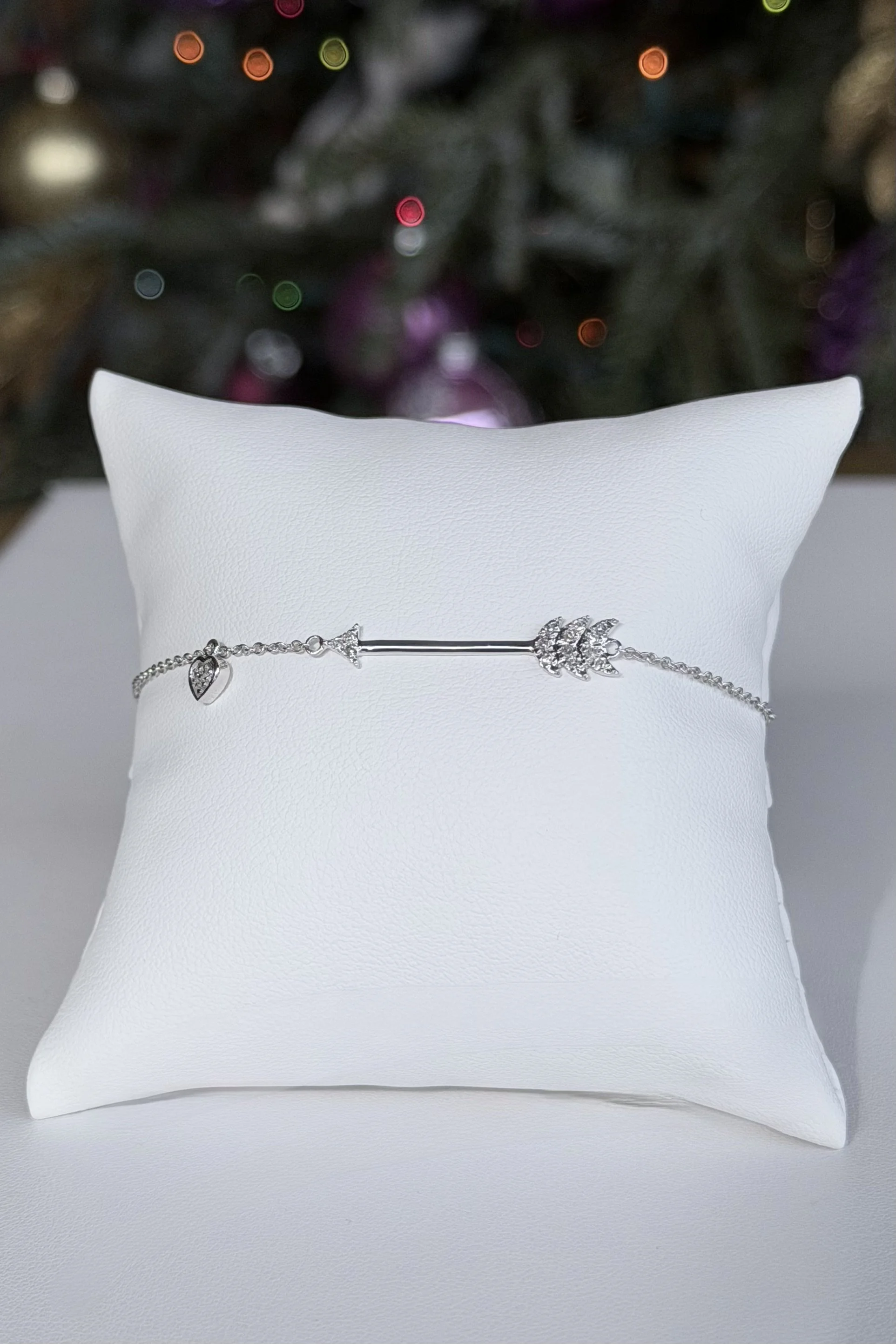 10K WHITE GOLD DIAMOND ARROW BRACELET