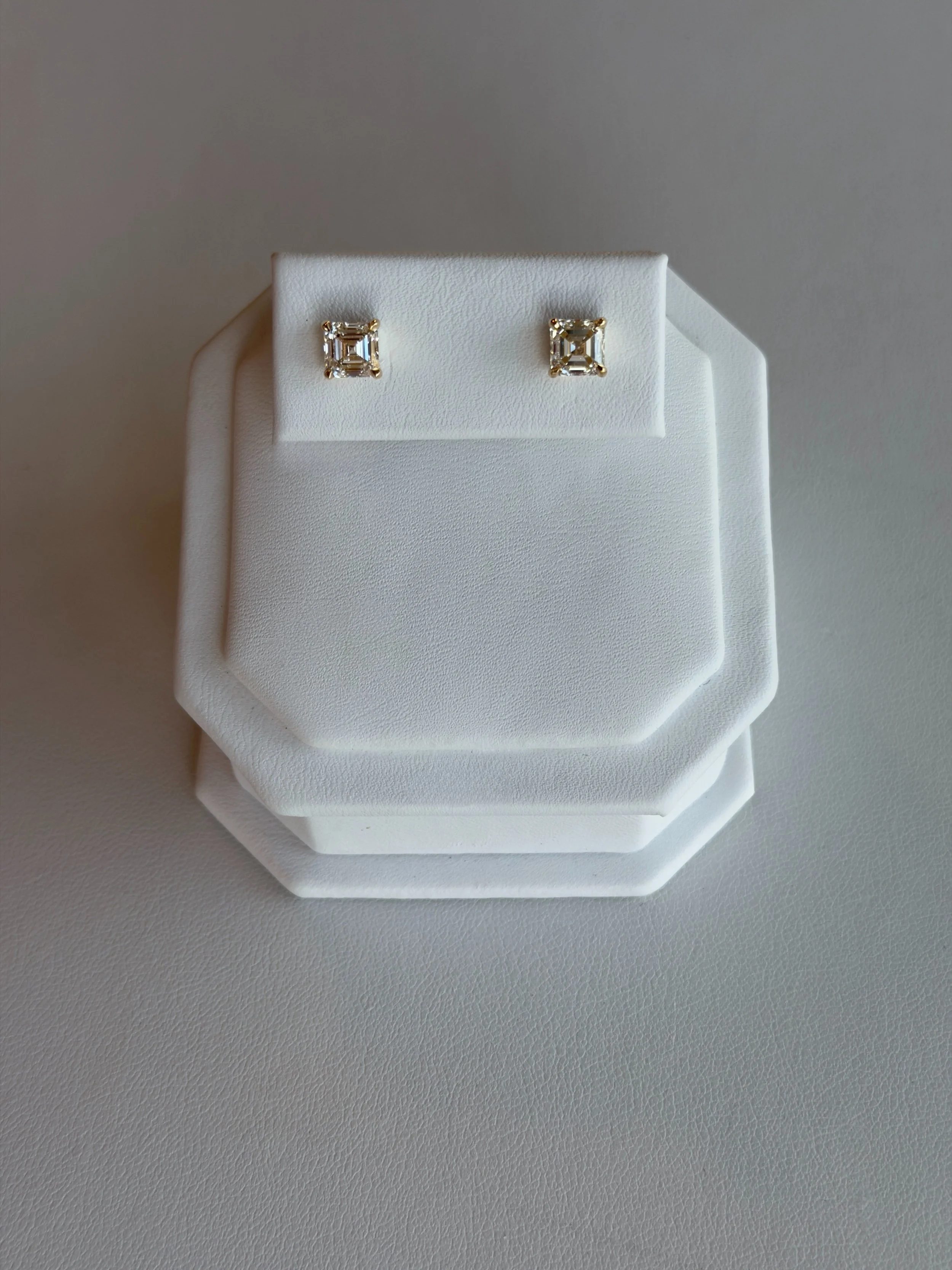 18K YELLOW GOLD GIA CERTIFIED 2.0 CT SQUARE EMERALD CUT NATURAL DIAMOND STUD EARRINGS