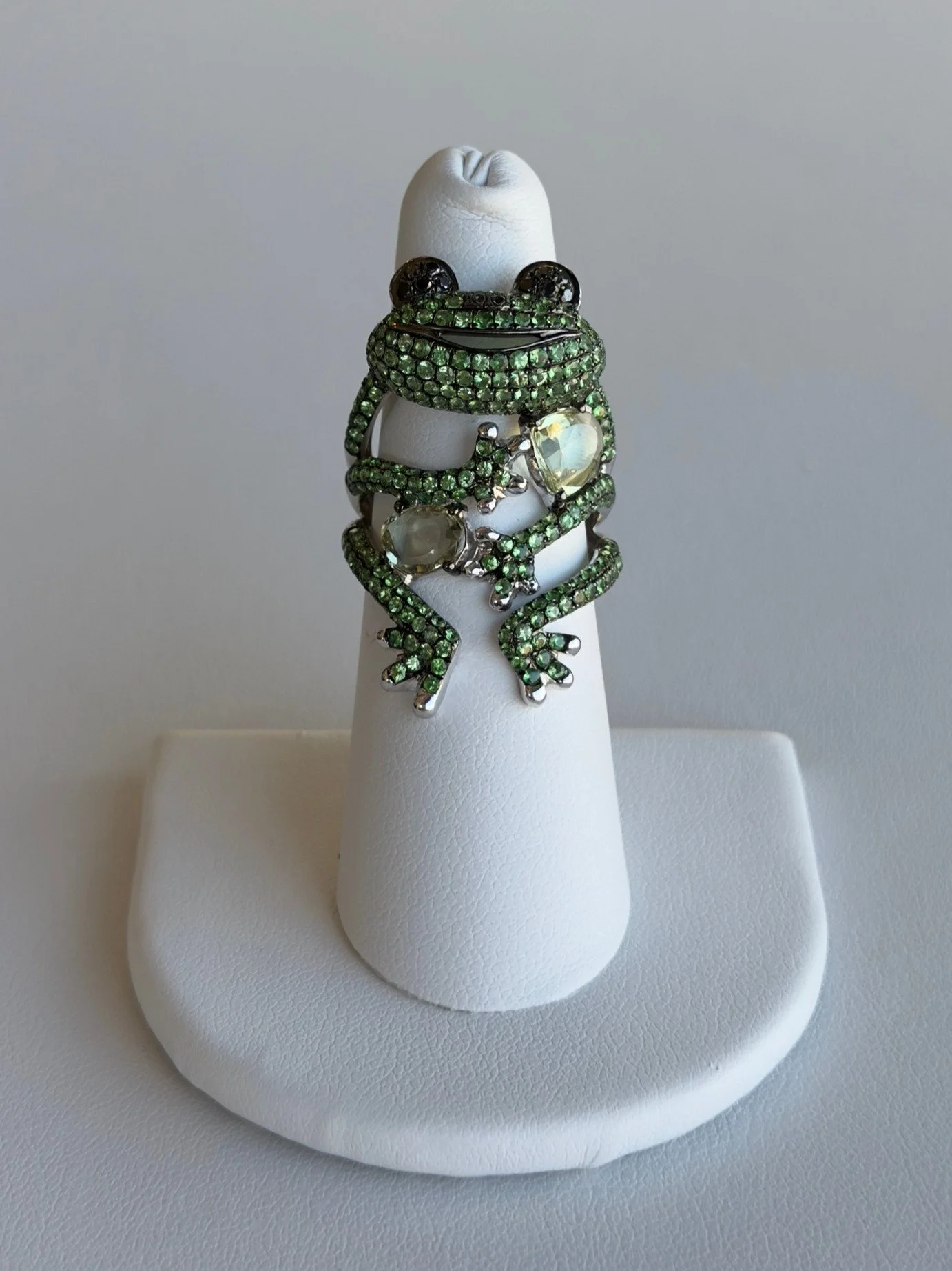 18K WHITE GOLD .15 CT DIAMONDS, 1.80 CT SAPPHIRE, 2.50 CT TSAVORITE FROG RING