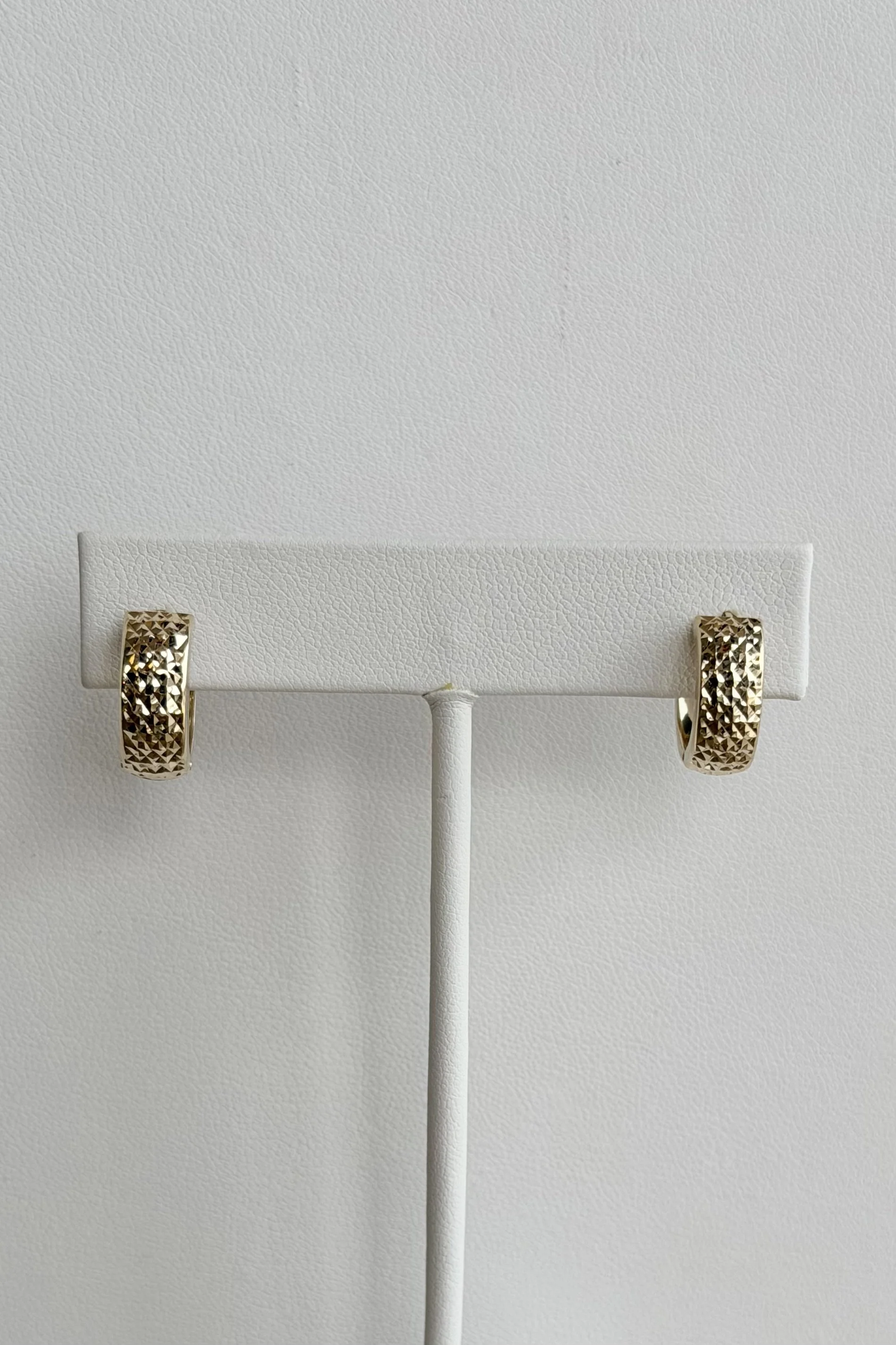 14K YELLOW GOLD DIAMOND CUT HUGGIE HOOP EARRINGS