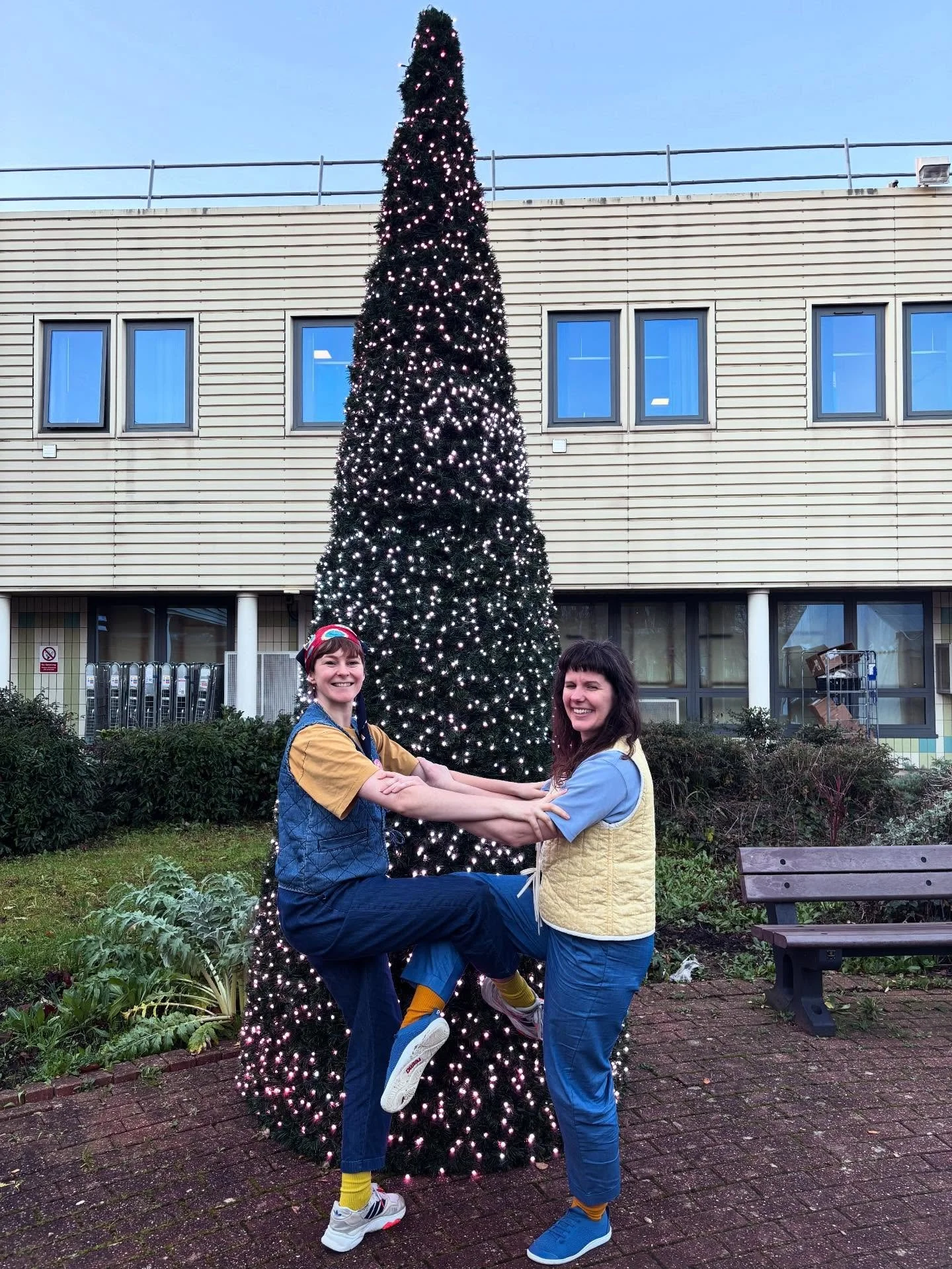 Today was our final day of performances for 2025 at @miltonkeynesuniversityhospital with @arts_for_health_mk_collection 🤸&zwj;♀️

We shared our show, the sculptures that couldn&rsquo;t keep still, on the children&rsquo;s wards, waiting rooms and pla