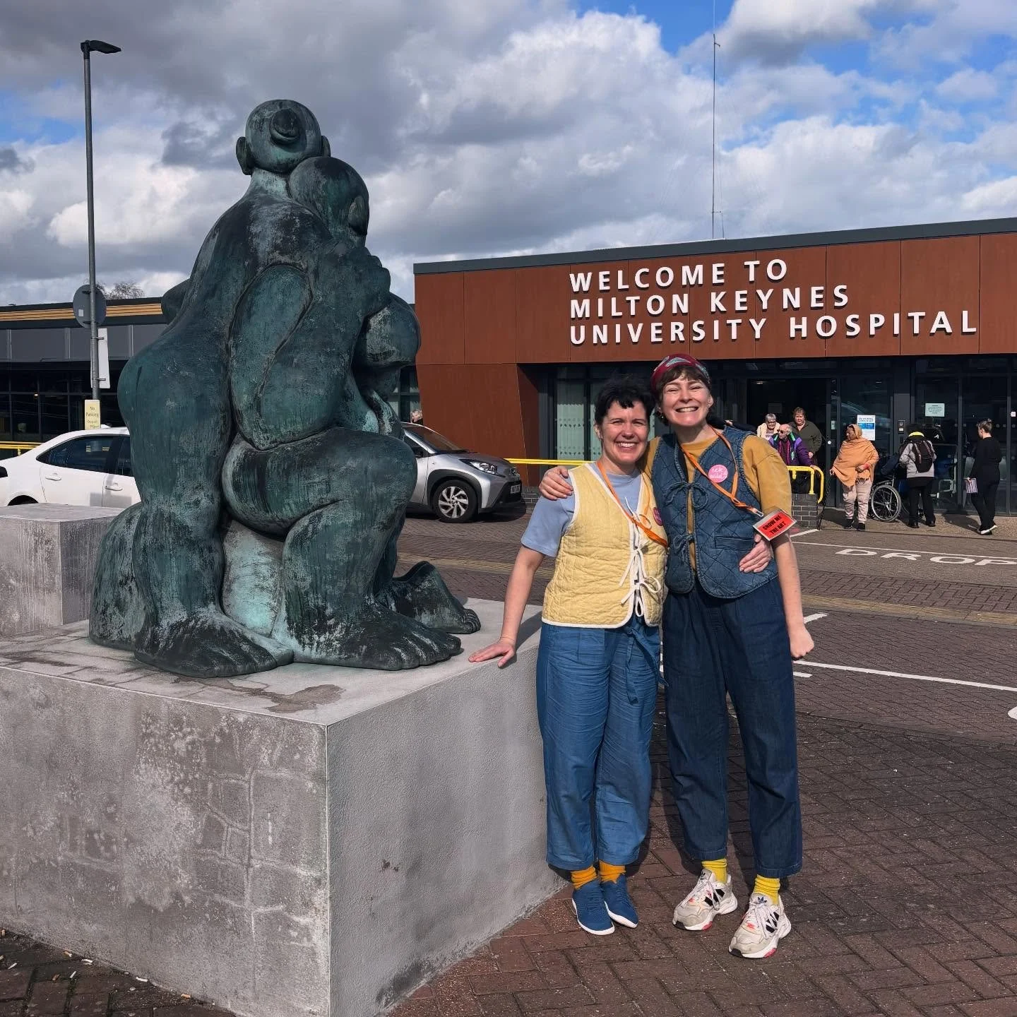 Today we performed our show &lsquo;The sculptures that couldn&rsquo;t keep still&rsquo; at @mkhospital_ . This show brings the @arts_for_health_mk_collection sculptures to life through dance 🕺 

After watching our camel dance, one family used our ma