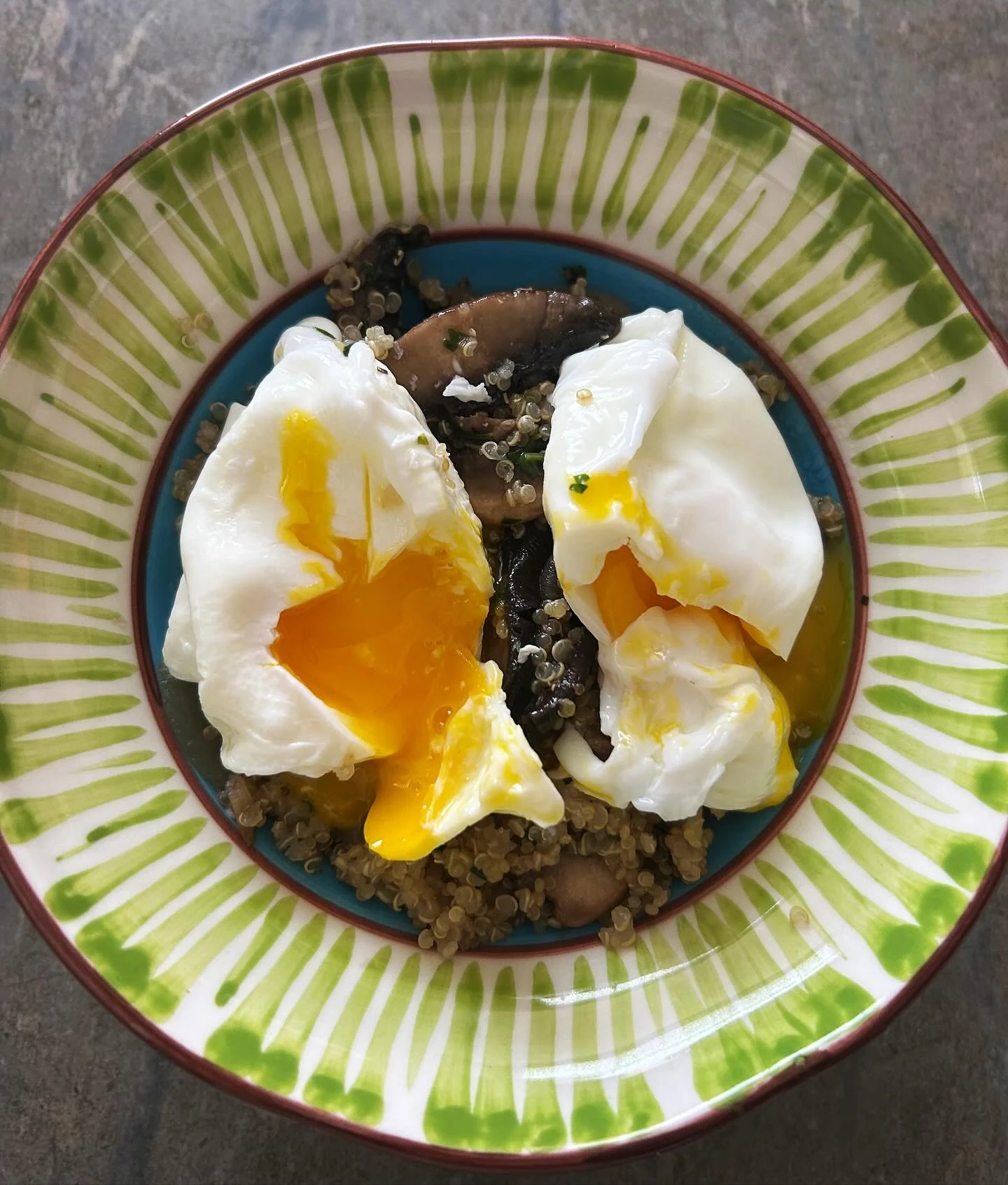 Keeping it healthy and organic! 
Mushroom and Herb Quinoa Bowl!! 😋🍄&zwj;🟫