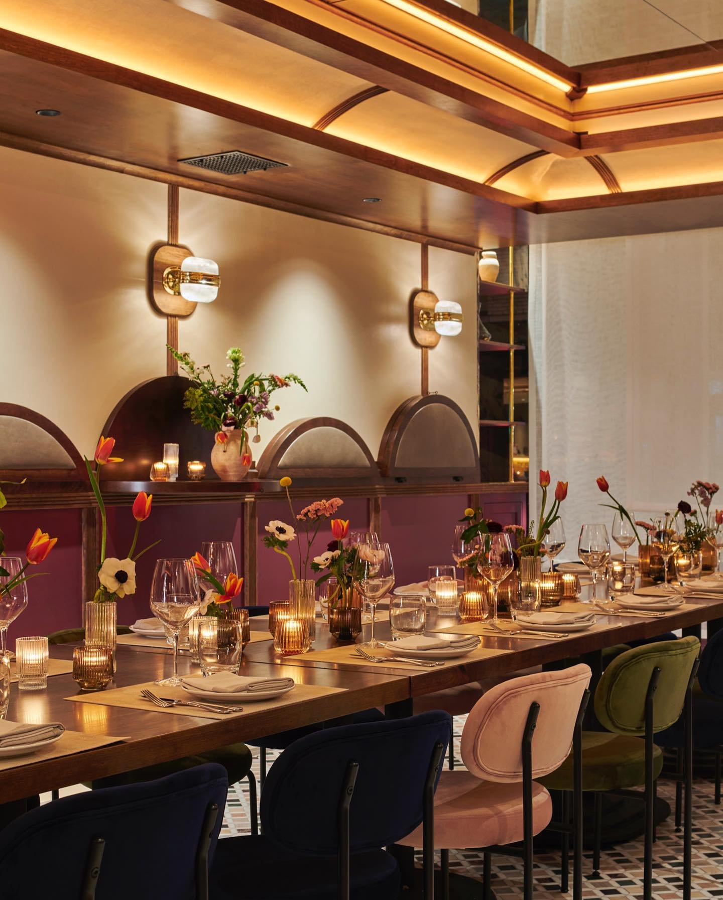Evening glow at @LArtusiSupperClub ✨ The space takes cues from the ambiance of a luxurious train car journeying through Europe. 

Styling by @jr.b.l and @hkg_112 
📷 @macchiaphoto
🦊 #EBolognino