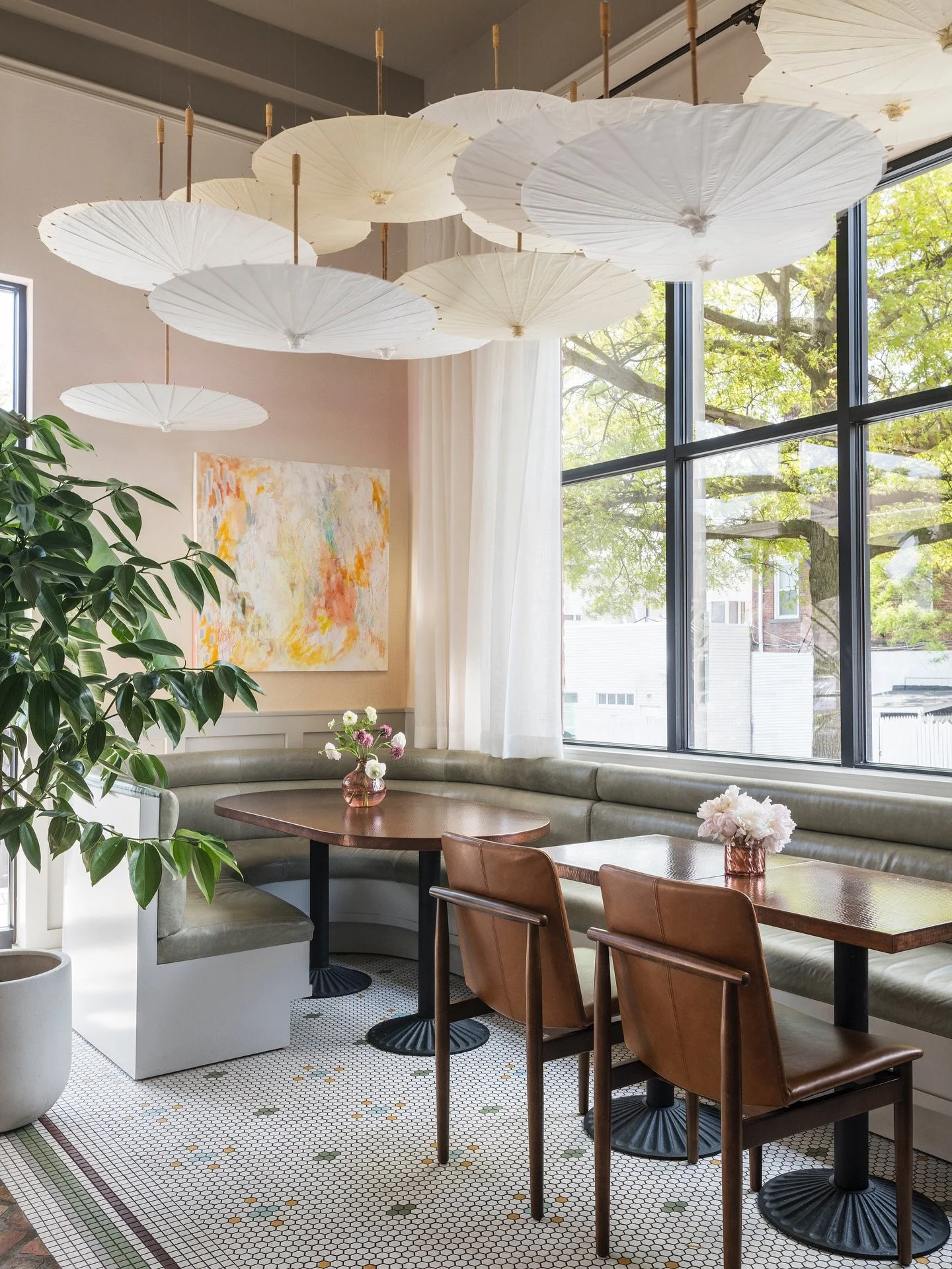 We&rsquo;re famous!!! Well&hellip; our caf&eacute; design for @sunshineroasters is! ☕✨ Spotted on @appletv&rsquo;s Your Friends &amp; Neighbors and @nbc Today Show. 🎬

📷&nbsp;@macchiaphoto
🦊#EBolognino&nbsp;#LayeredMinimalism