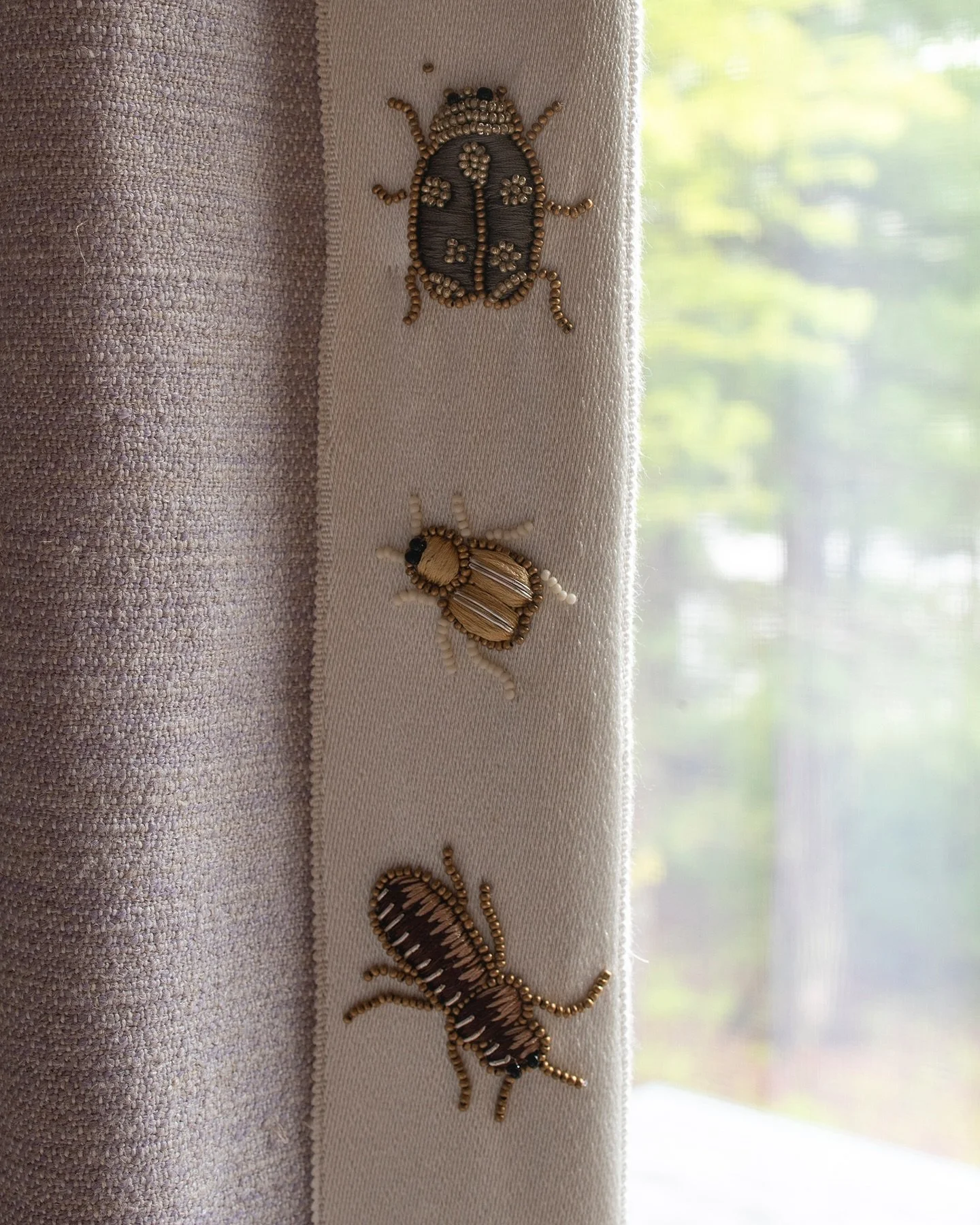 Design is all in the details… subtle layers that tell the story of the people who call this Heritage Home in upstate New York their own. 
Here are a few of our favorites. ✨
Interior Design: @ebolognino
Stylist: @juliastevens_
📸: @macch