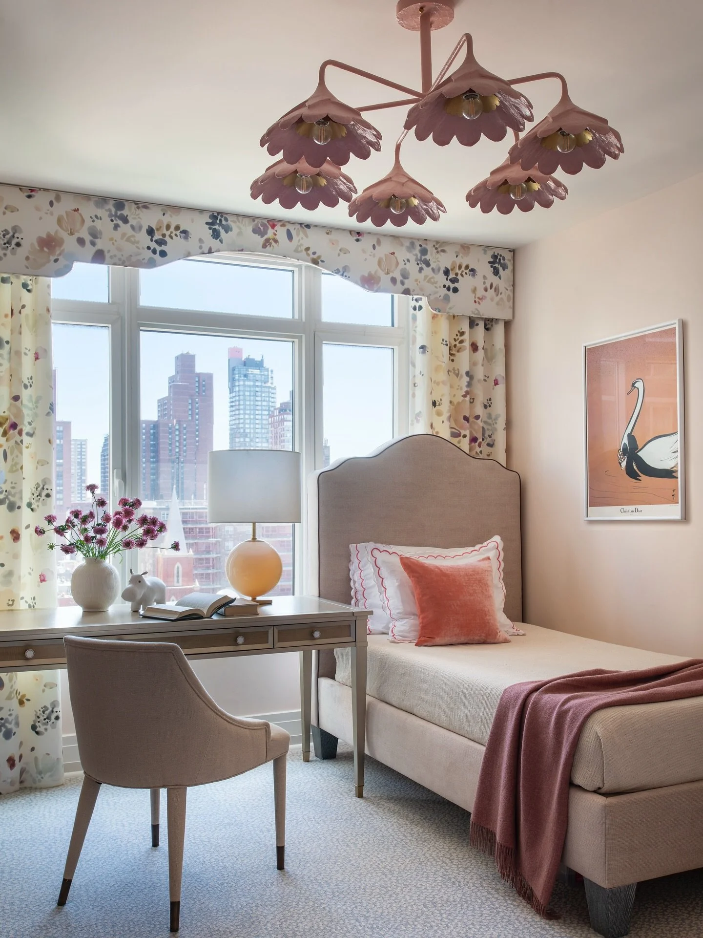 A space that’s equal parts study spot and sanctuary ☁️🌸 This bedroom for a teen girl features a playful @straydogdesigns light fixture and layered hues of blush, coral, and cream.
🦊 #EBolognino #LayeredMinimalism
📸: @macchiap
