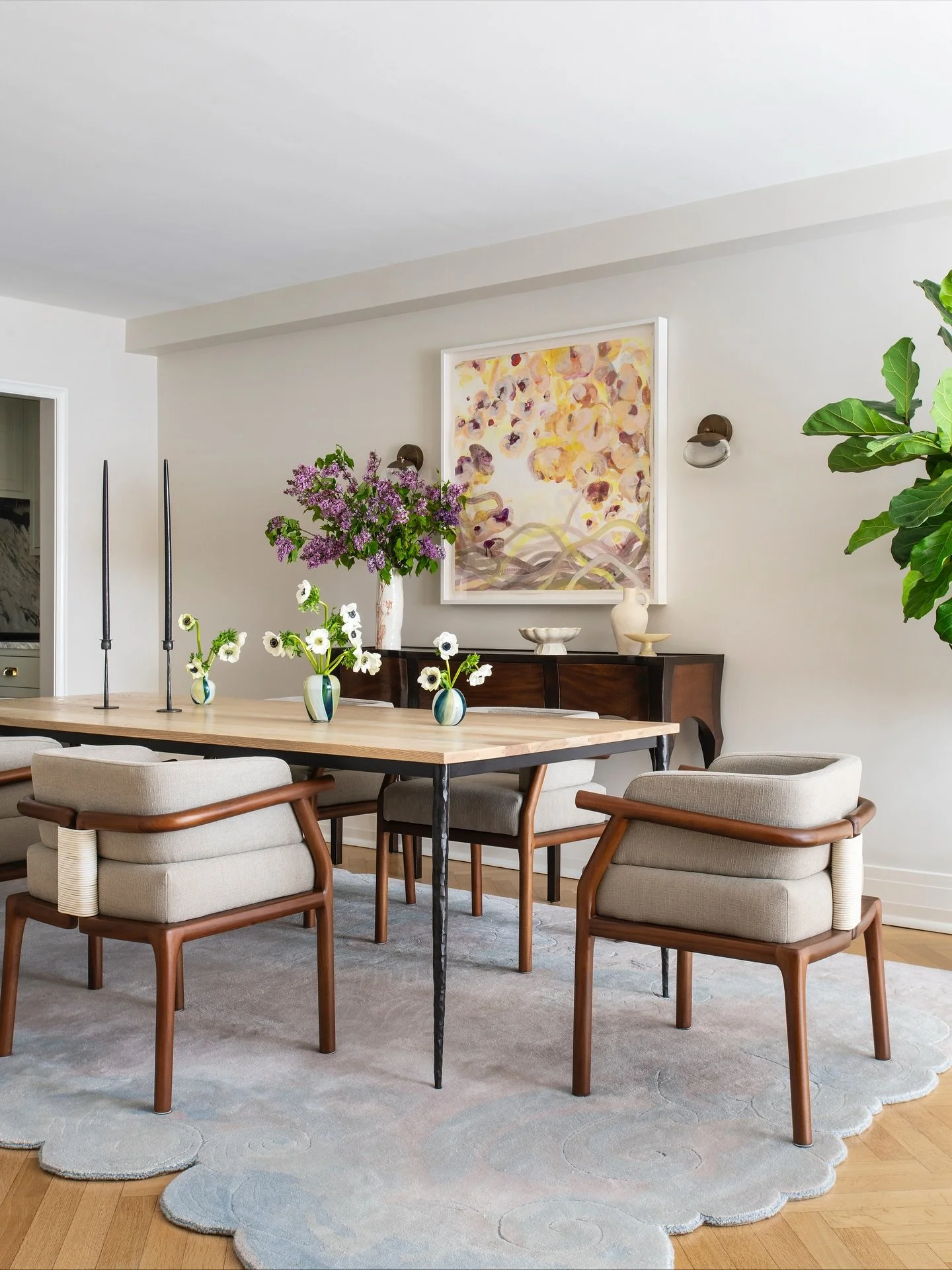 A modern interpretation of Upper East Side traditional dining room&hellip; Clean lines, sculptural furnishings, and a subtly playful rug give this classic apartment a contemporary lift.

Interior design: @ebolognino 
Stylist: @aspoonfulofbenjamin 
📸