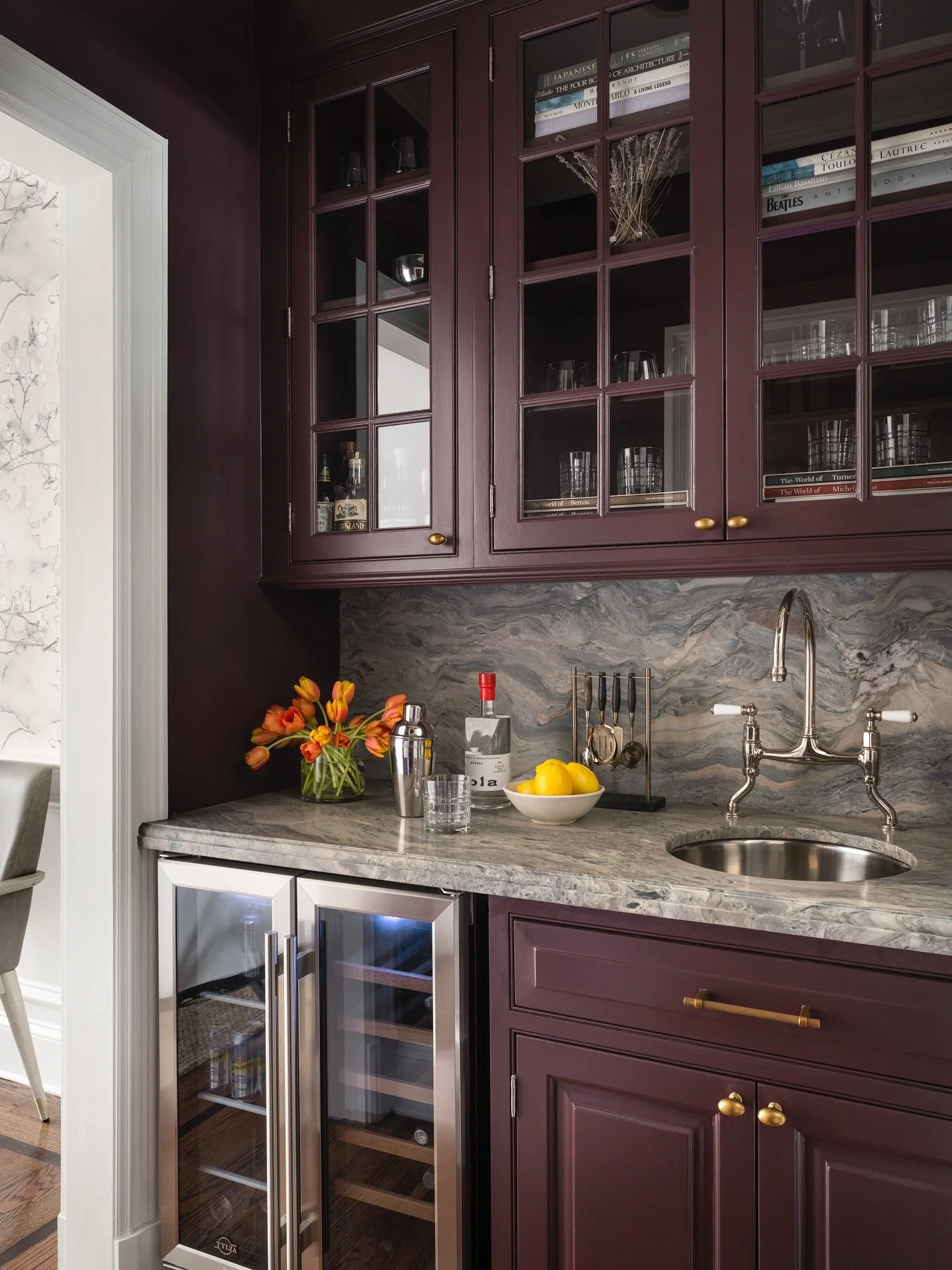 The bar in a Westport Residence exudes a sophisticated moodiness. 

The Silver Fusion stone and @benjaminmoore&rsquo;s caponata cabinets bring this space together. 

🦊&nbsp;#EBolognino&nbsp;#LayeredMinimalism
📸:&nbsp;@macchiaphoto