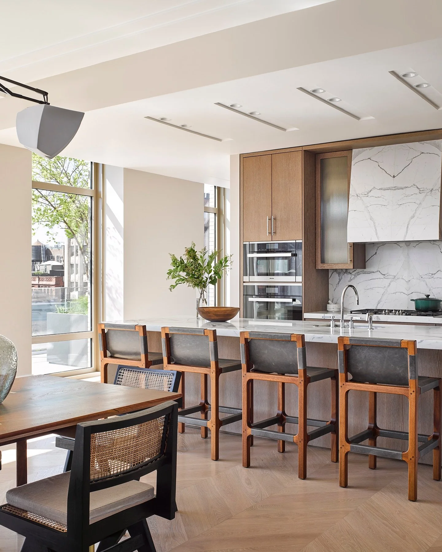 A view from the dining area into the kitchen at our NoHo project featuring custom made EBI stools. The stools bring warmth and comfort to the kitchen island. 

🦊#EBolognino&nbsp;#LayeredMinimalism
📷:&nbsp;@macchiaphoto
