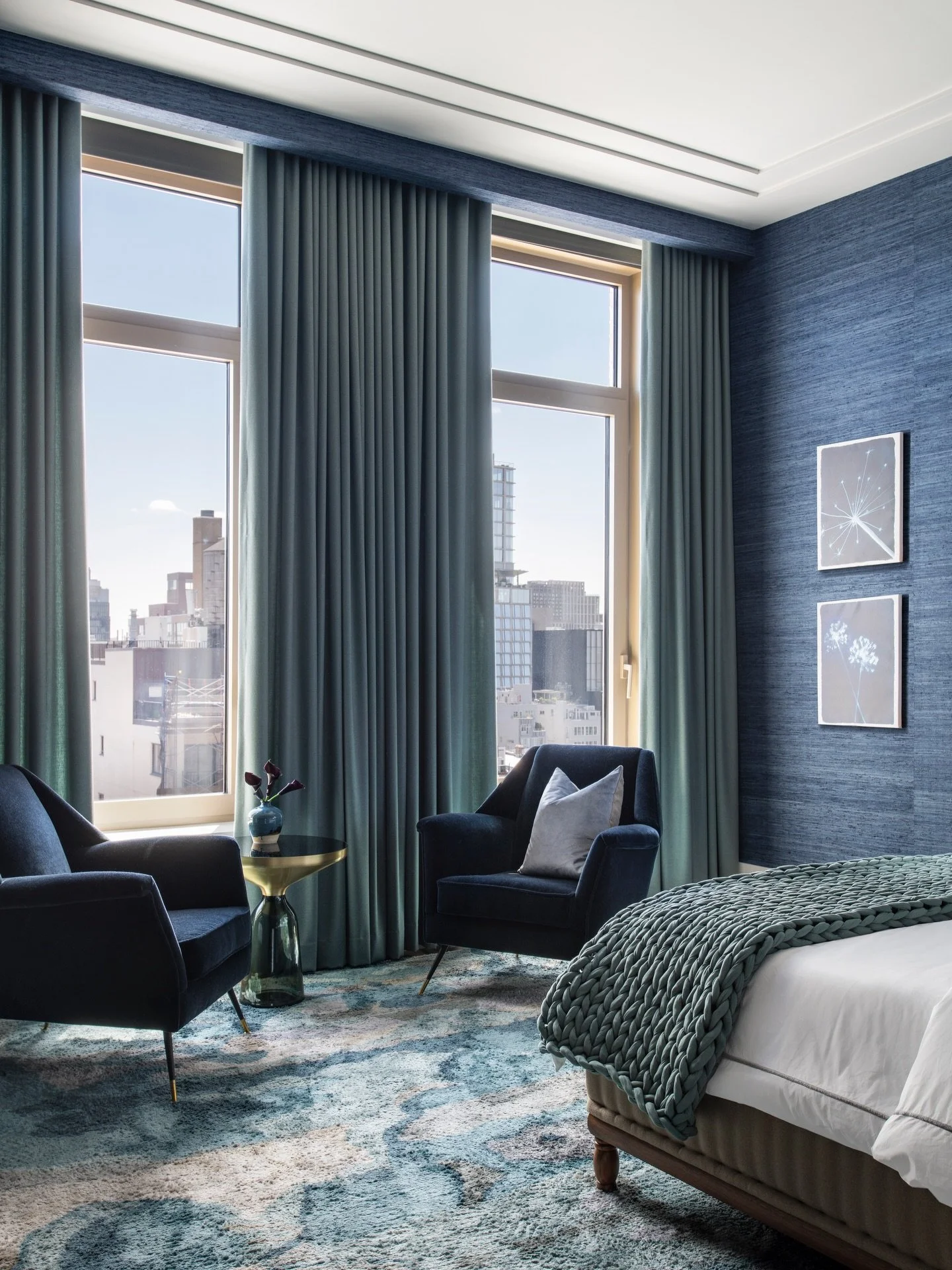 In this NoHo penthouse bedroom, walls wrapped in @phillipjeffriesltd silk textile wallcovering in Atlantic Blue and a painterly @eskayel rug underfoot create a calm, cocooning retreat. 🌑

The deep tone offers contrast to the light-filled penthouse, 