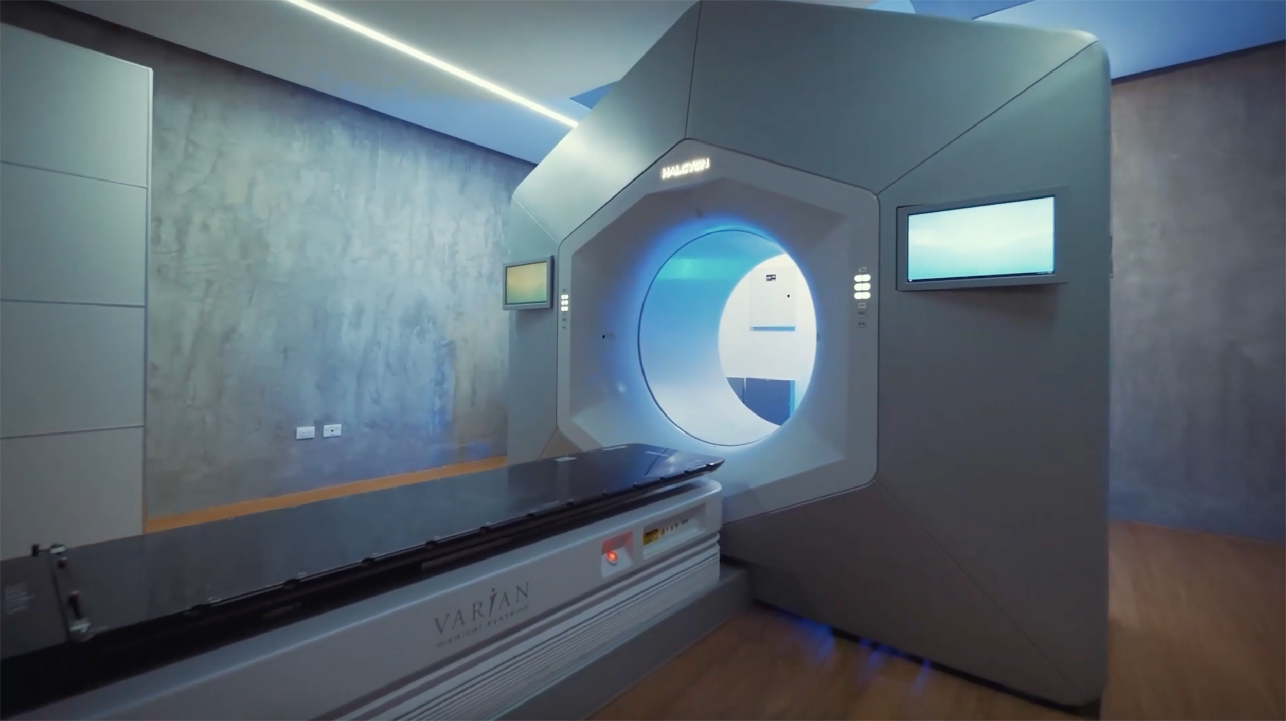 Aparato de resonancia magnética en una sala de hospital, con pantallas digitales y una estructura moderna.