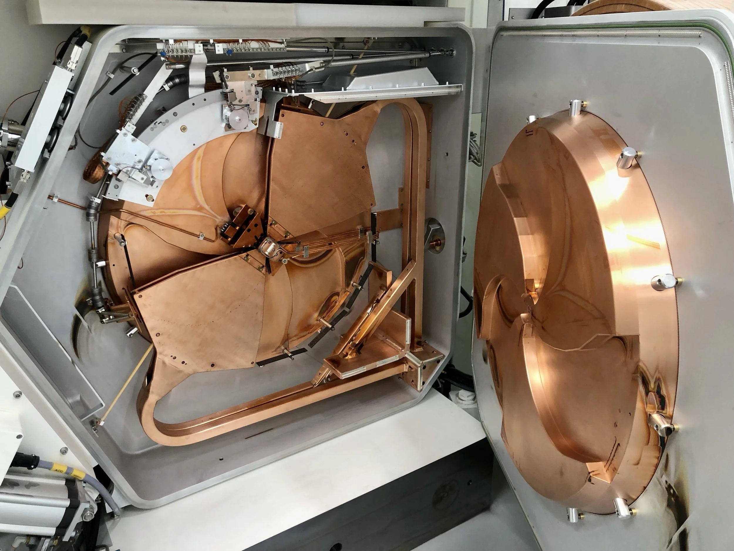 Vista interna de un telescopio espacial con componentes de cobre