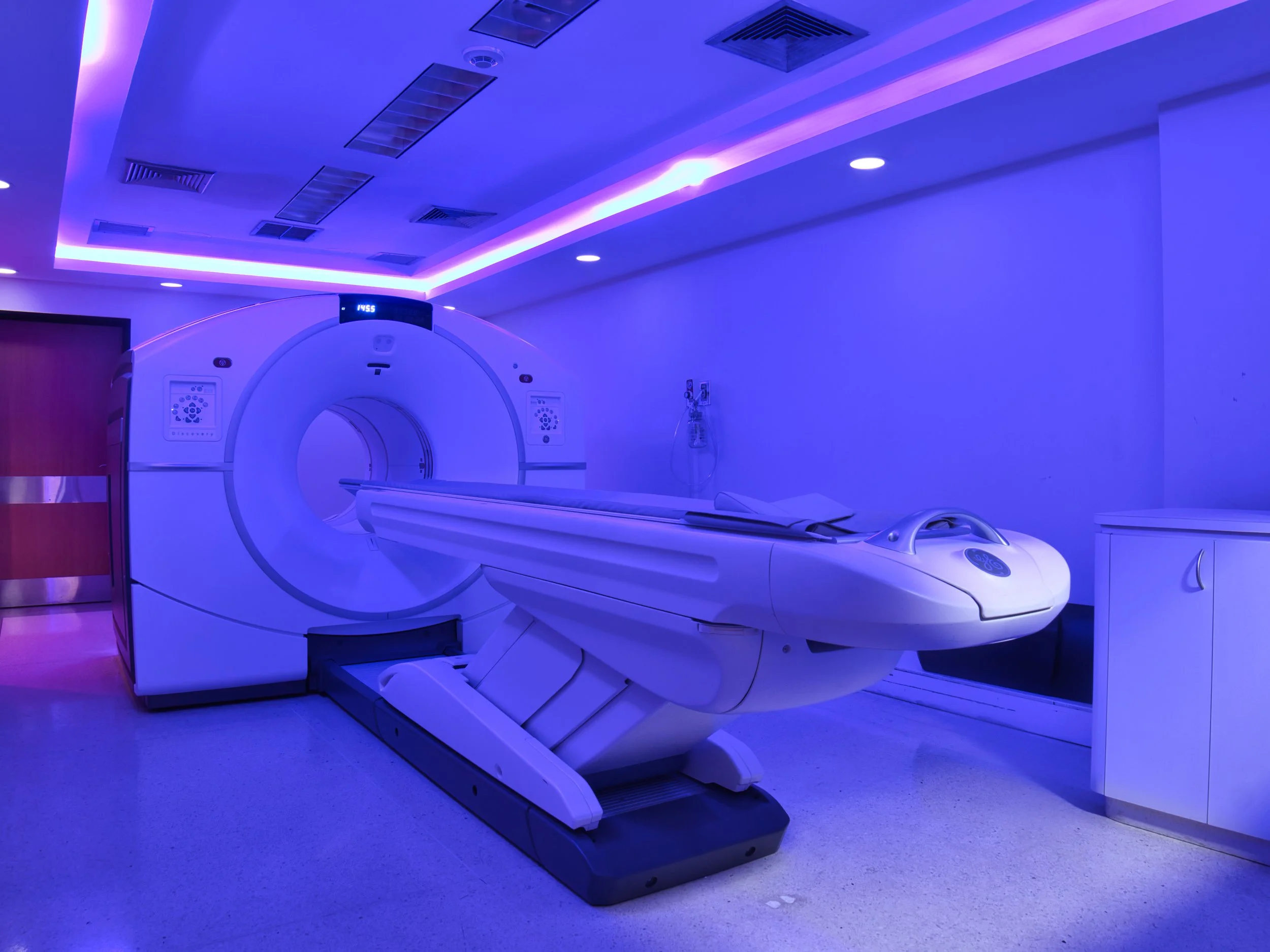 Unidad de resonancia magnética en una sala con iluminación de luces de neón azules.