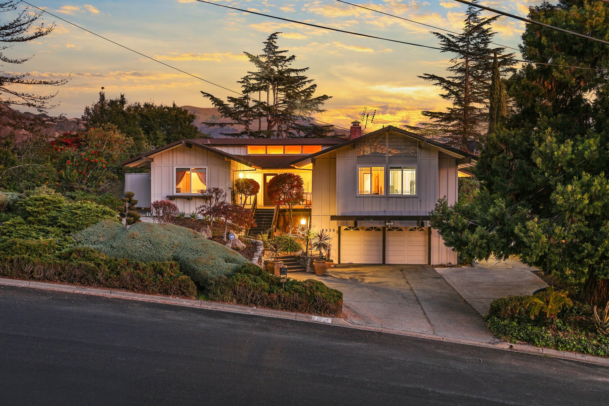 3636 El Grande Dr San Jose.
4 Bd | 3 Bth | 2,613 Sqft | 12,432 Sqft Lot.
Sale Price: $2,025,000