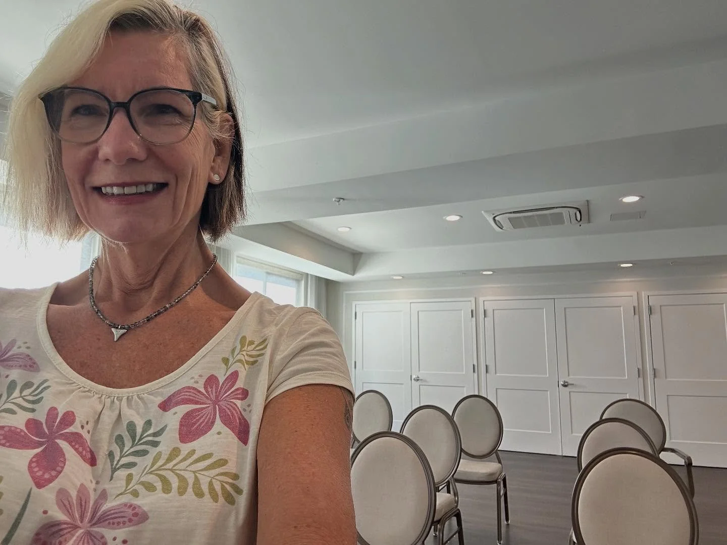 Set up and ready to flow with chair yoga at this beautiful space @alate_oldtown 🧘

@shape_up_corporate_fitness #chairyoga #bemindfull #yogaforallbodies #grateful