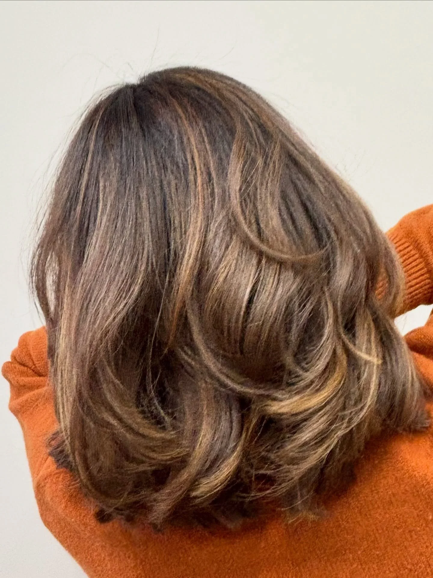 Low contrast. High impact.
Natural dimension that does the most without trying too hard ✨

#vasilenalondon #londonhairstylist #balayage #brunettebalayge #greyblending