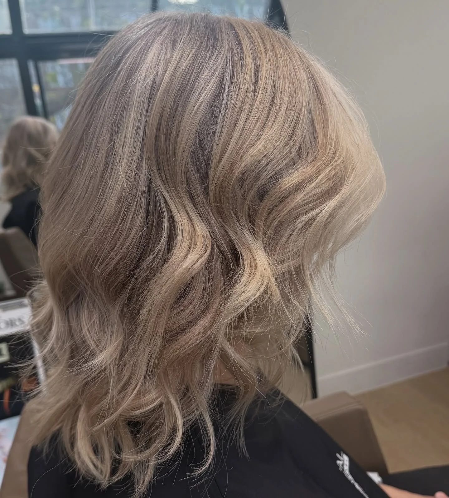 Grey Blending ✨🤍
This technique is perfect for toning and blending the greys. Salon visit every 3-4 months. Say goodbye to harsh lines and constant touch ups ✨

#greyblending #greyhair #blonde #highlightsblending #livedinhair