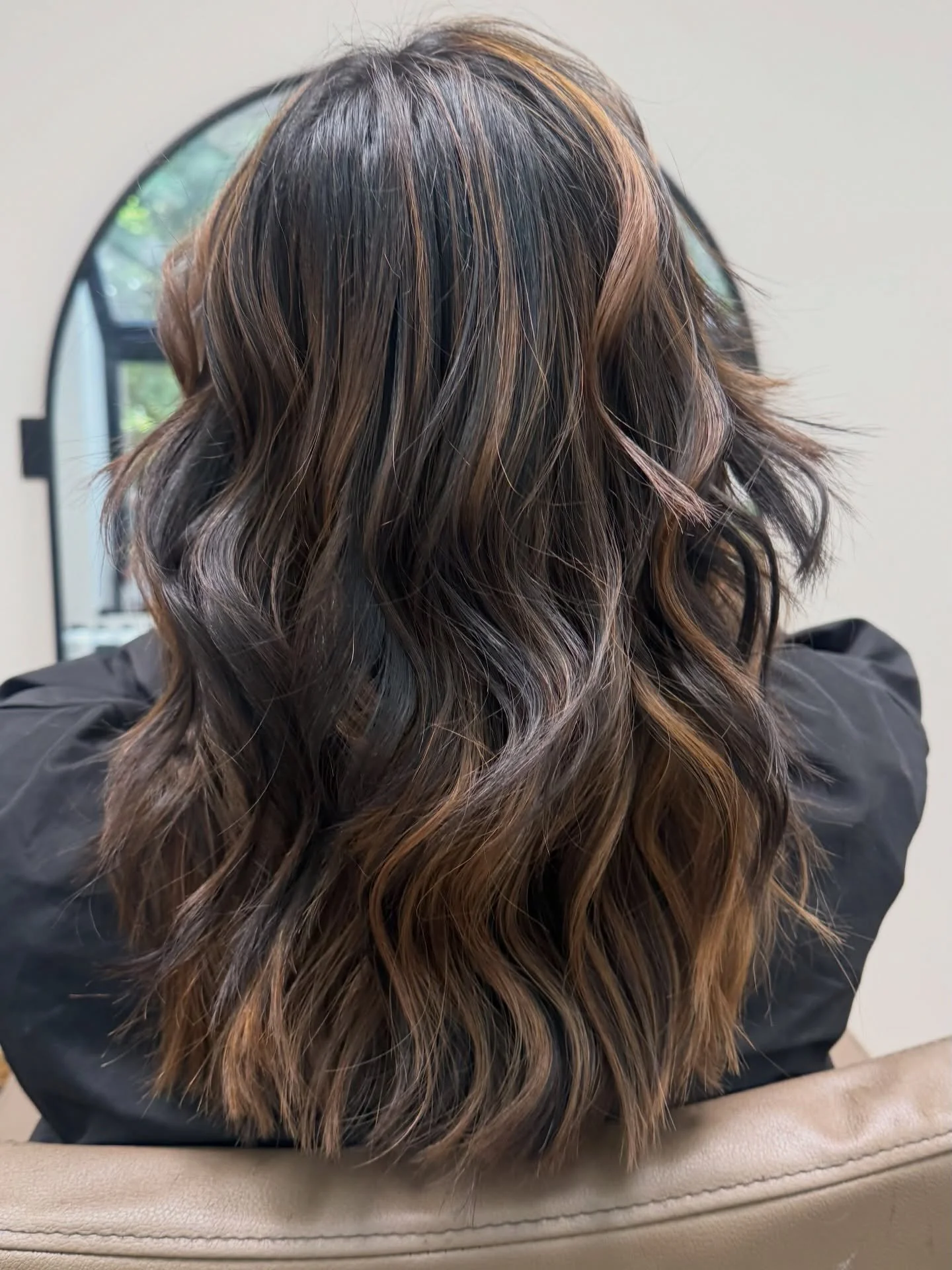 Brunettes, this one is for you 🤎✨

Balayage doesn&rsquo;t always mean bleach.
A soft, natural glow can be created by enhancing what you already have 🤍

Healthy hair with soft dimension and low maintenance grow out has always been my favourite combi