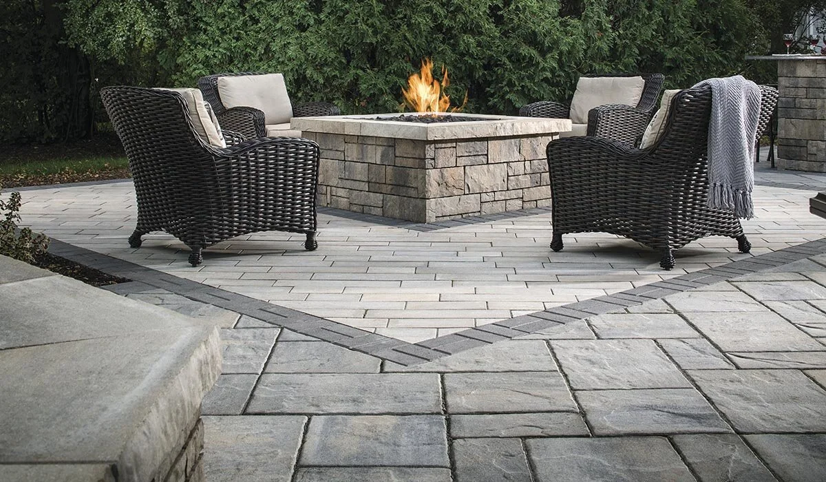 NFD_W_BEL2017_RES_Patio_Firepit_LafittRusticSlab_Holland_RinnPadio_TandemWall_001_rendition.jpg