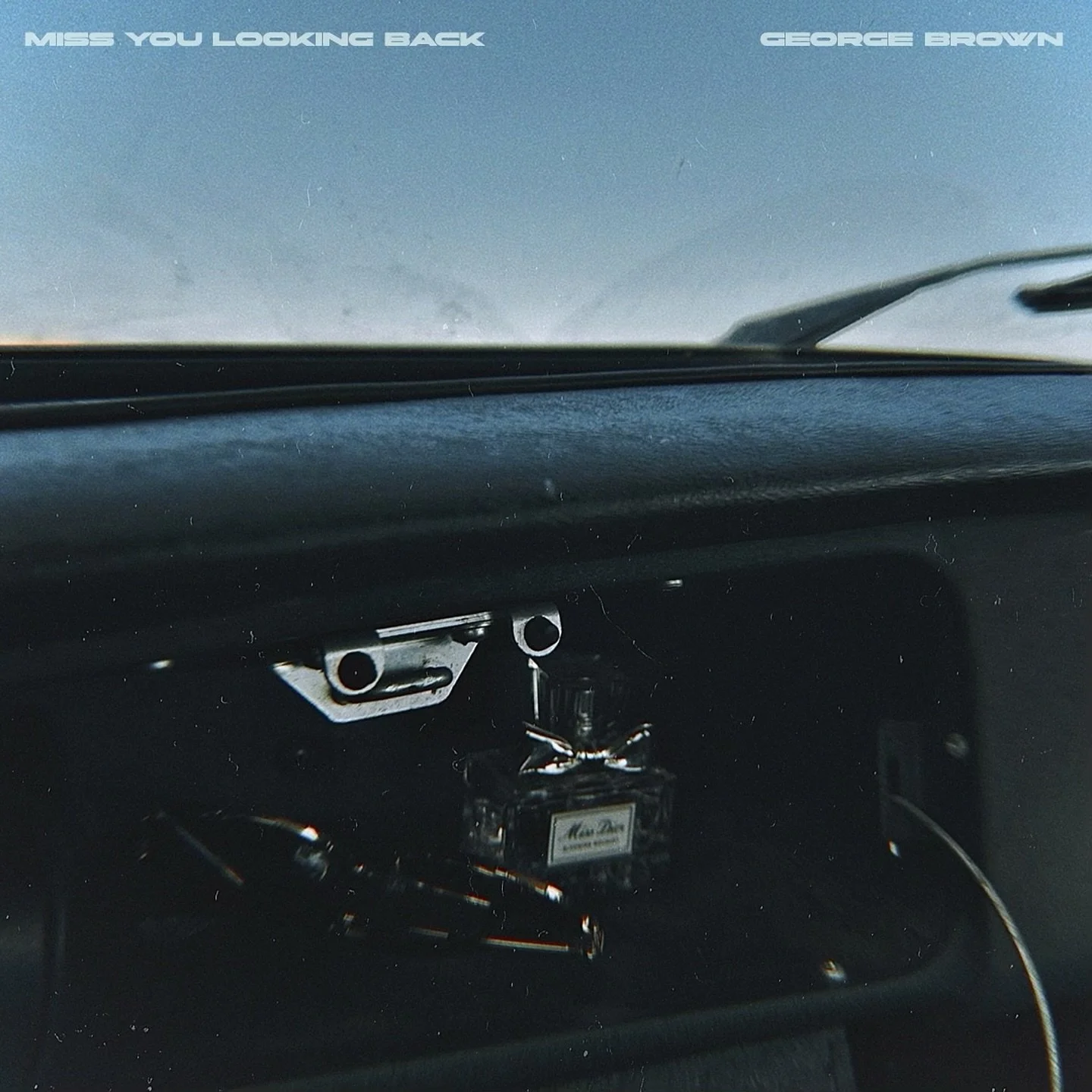 NEW MUSIC! I&rsquo;ve got a new single for you guys! This one&rsquo;s for those of you that like a happier song&hellip; OUT Friday 31st October🤟