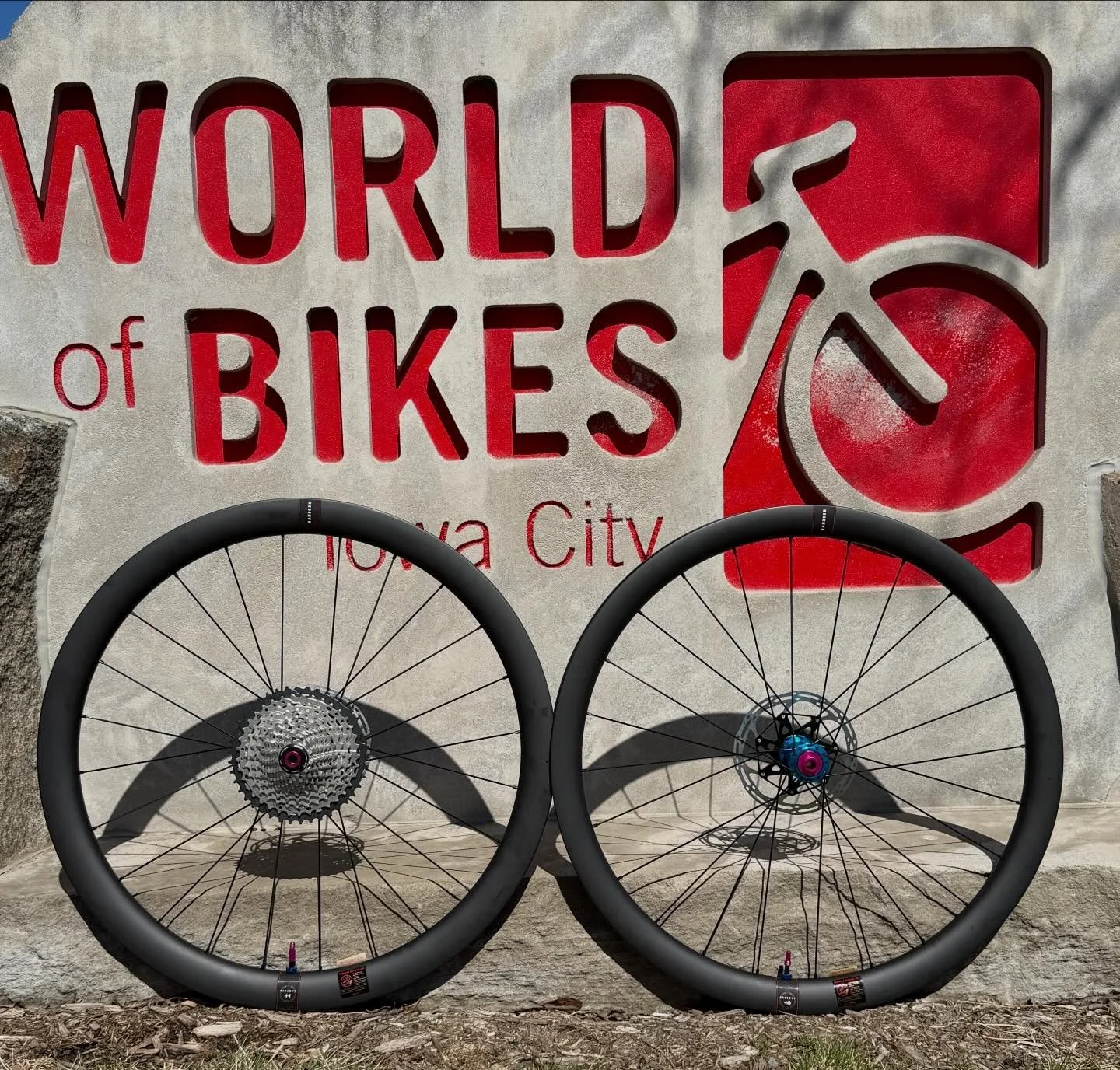 Some more eye candy for a beautiful spring day! Sweet, hand-built wheel set ready to hit the gravels! @reservewheels GR40 and GR44 carbon hoops laced to @onyxracing Vesper hubs with a incredible turquoise and pink theme picked out by his daughter! 

