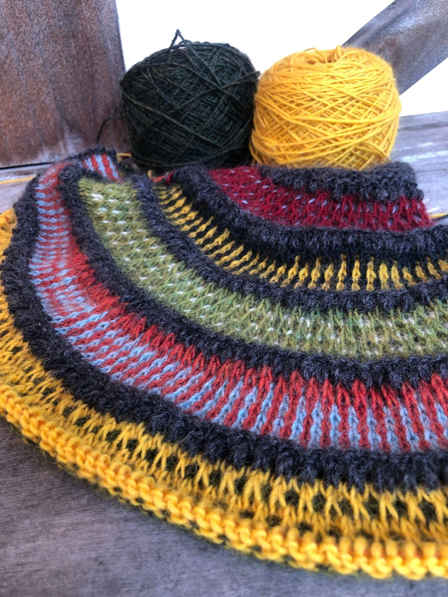 I personally love both stranded colorwork and mosaic knitting for different reasons! Stranded colorwork is so classic and beautiful, while mosaic knitting creates such cool geometric patterns. #knittinglove 🧶💕 Which one do you prefer?