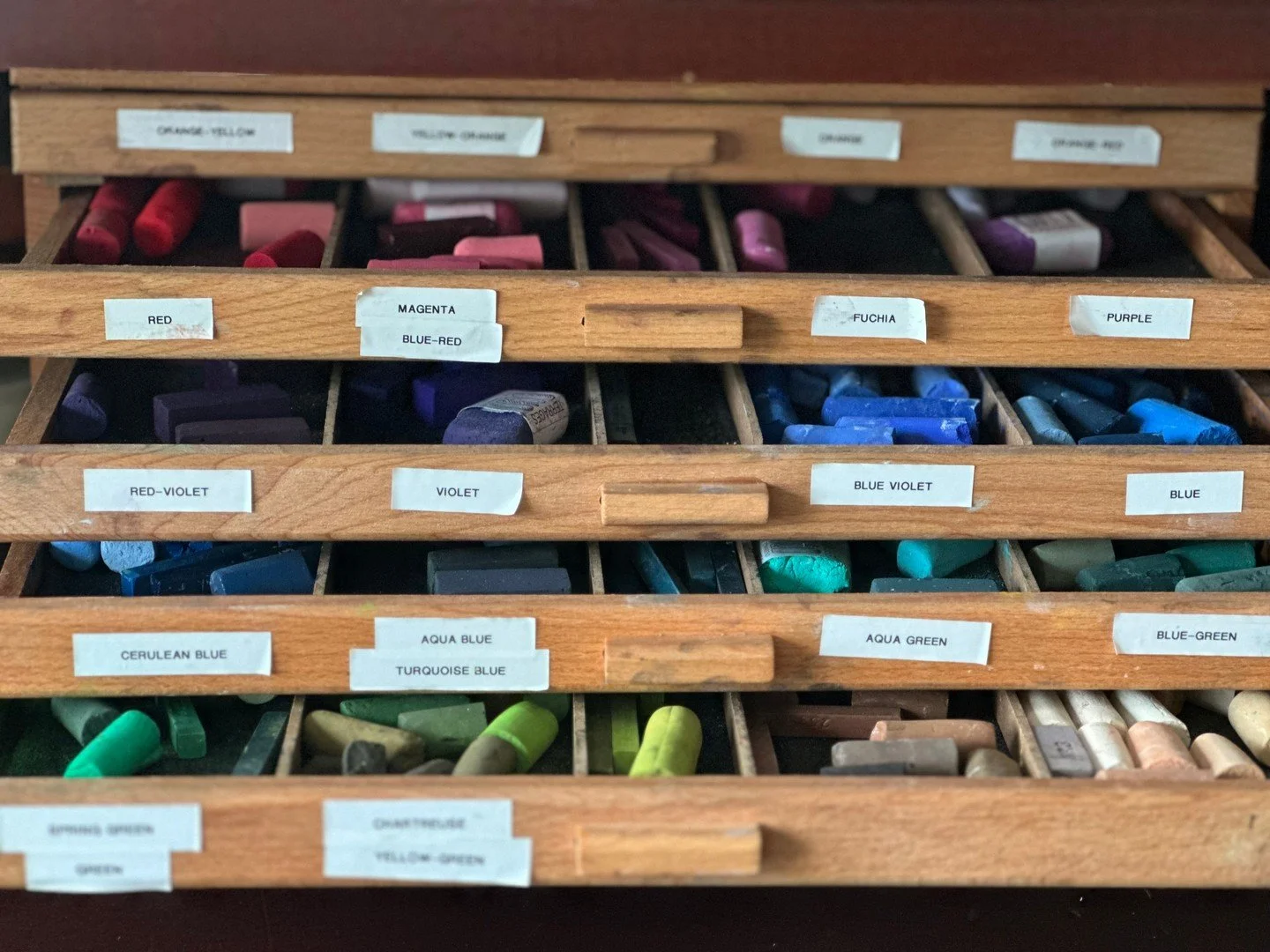 Pastels, yarn, fabric&mdash;my secret to sanity? Organizing everything by color family! 🌈🖍️🧶✨
Rainbows make hunting easy: soft blues together, warm corals stacked, neutrals nested.
Color sparks joy and speeds up projects&mdash;grab that perfect sh