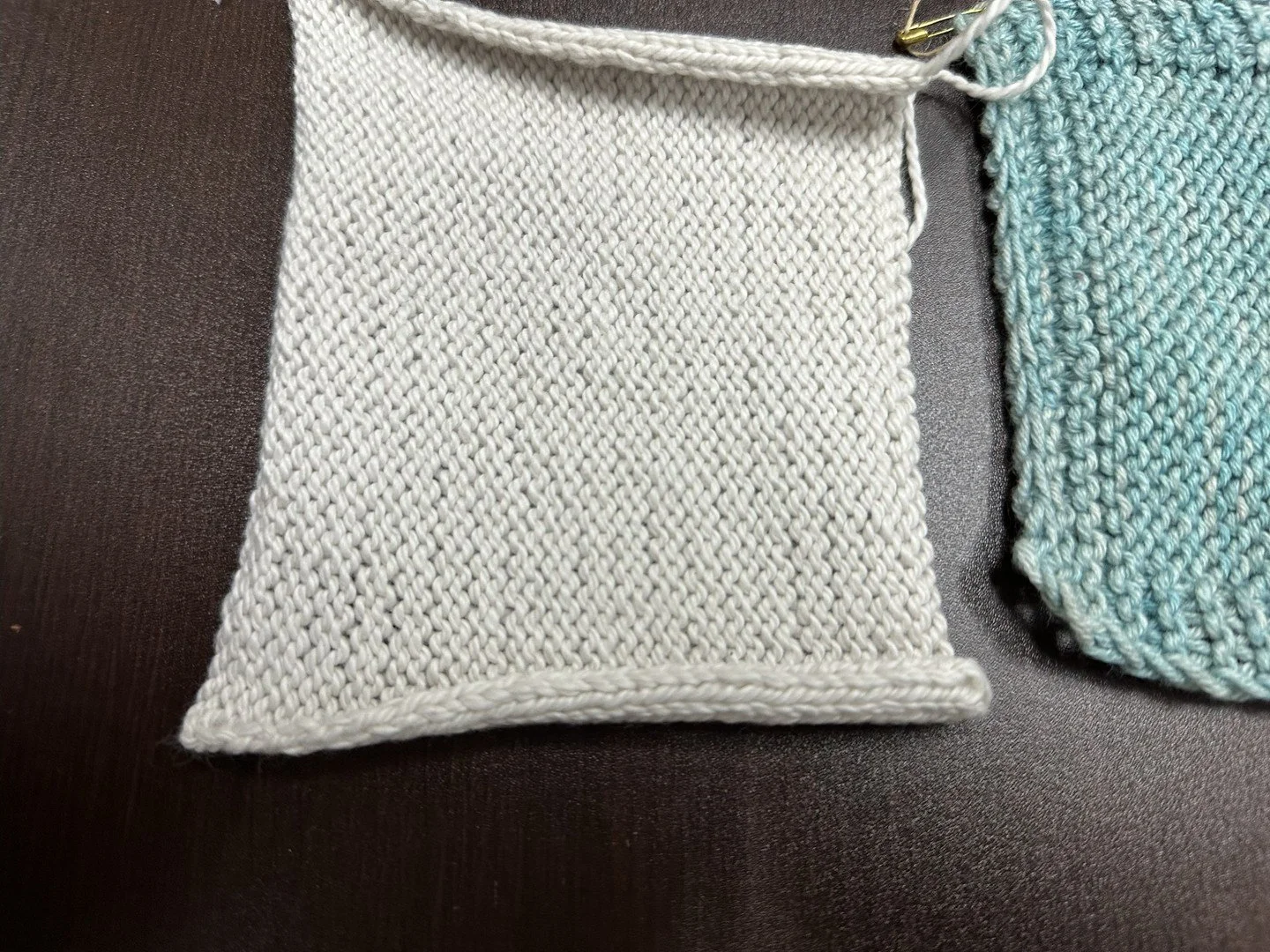 Did you know that if your knits and purls are different in gauge, you might be rowing out? This can lead to uneven stitches and affect the overall look of your work adding unwanted stripping to your knitting. 🧶 If your purls are looser try going dow