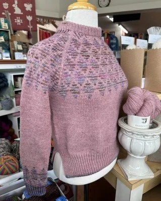 One of the sweaters I knit for Sweater Club: Ali&rsquo;s Sweater by Sarah Opie 🤍
This version was knit using Juniper Moon Rambouillet for the main color and Madelinetosh Tosh DK for the colorwork. I love how the softness of the Rambouillet pairs wit