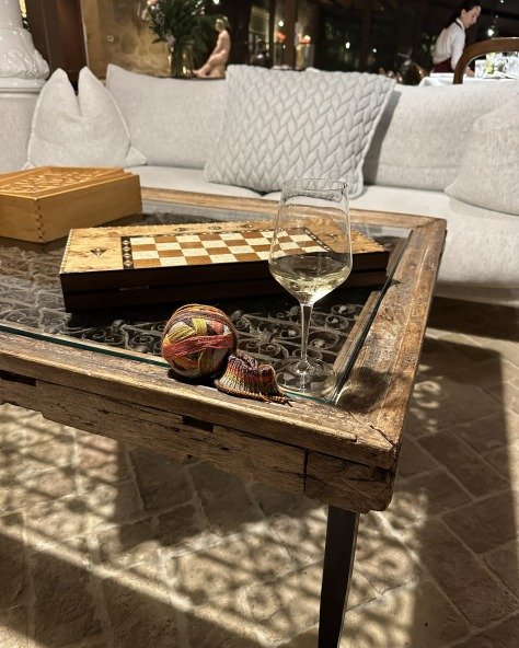 Join me behind the scenes of my travel routine 🧳✈️ Even when I'm on the go, I always make time to knit - whether it's on the plane or before I am sat down for dinner 🧶 #TravelKnitting #CraftingOnTheGo #KnittingEverywhere